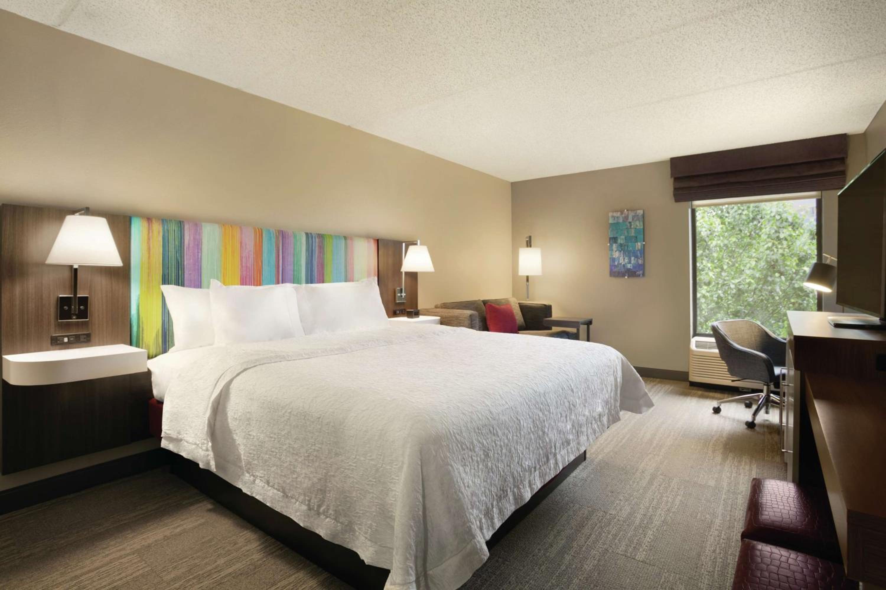 King Room with King Bed - Non-Smoking - Photo 5