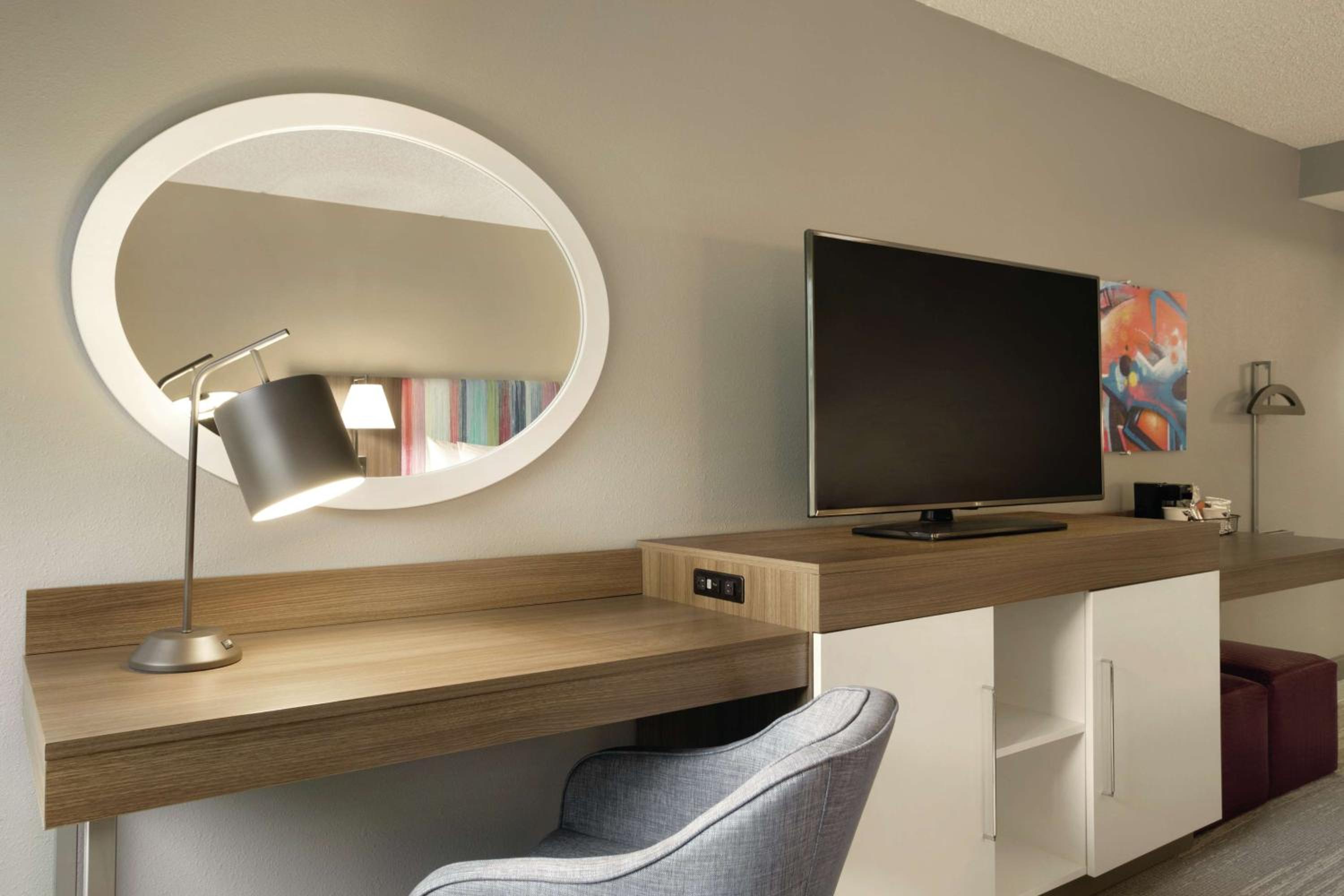 King Room with King Bed - Non-Smoking - Photo 7