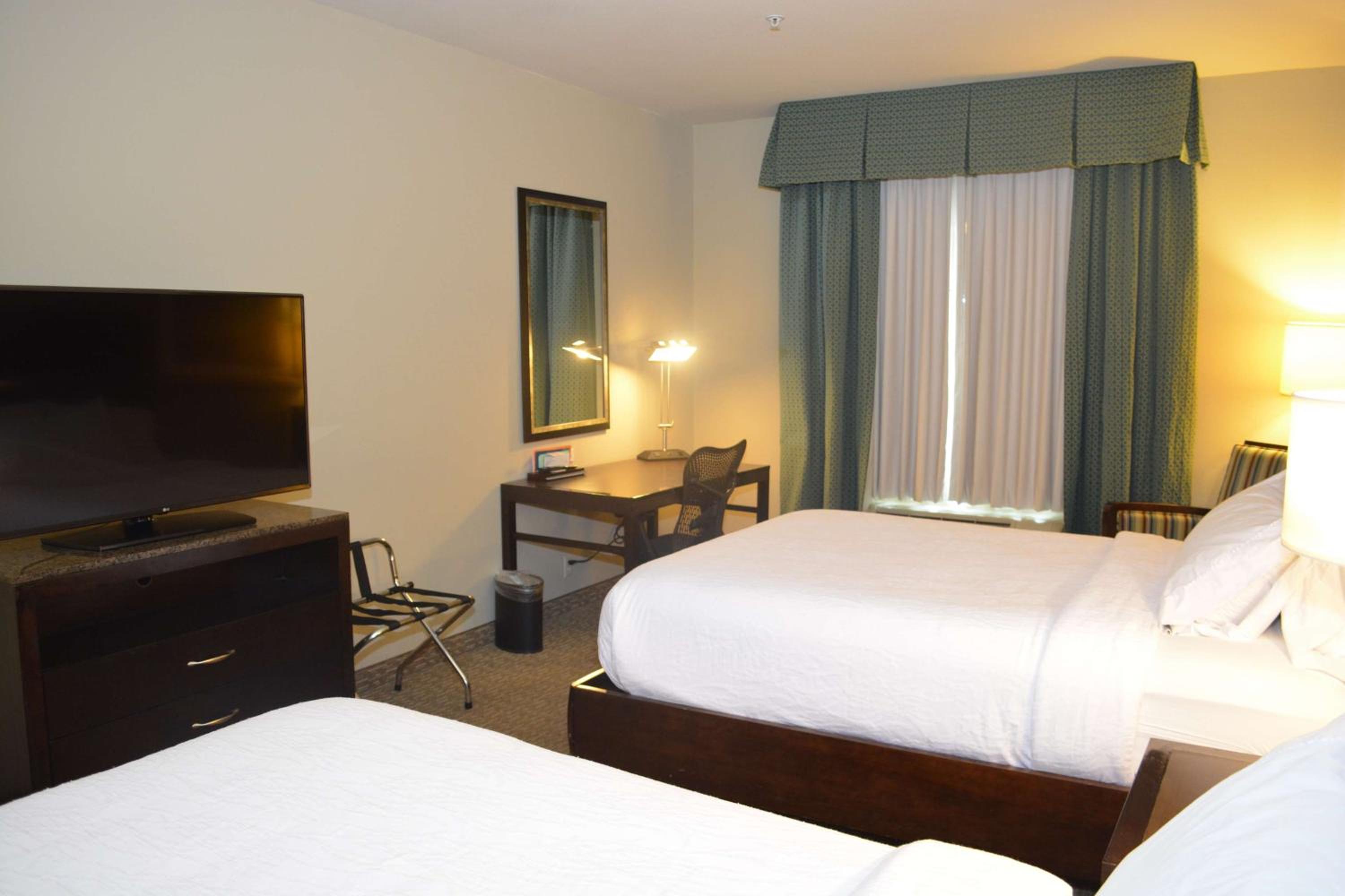 Queen Room with Two Queen Beds - Photo 2