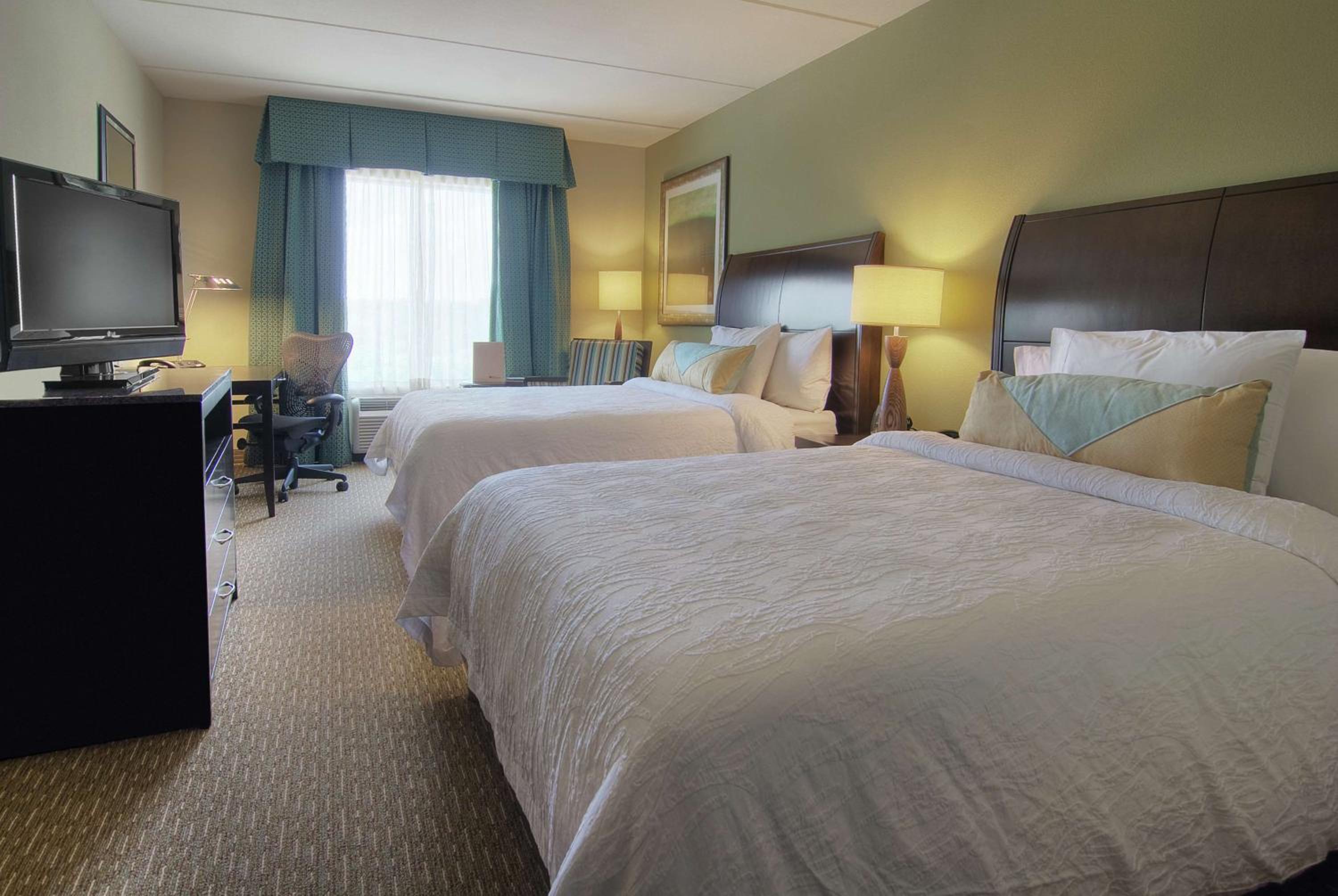 Queen Room with Two Queen Beds - Photo 5