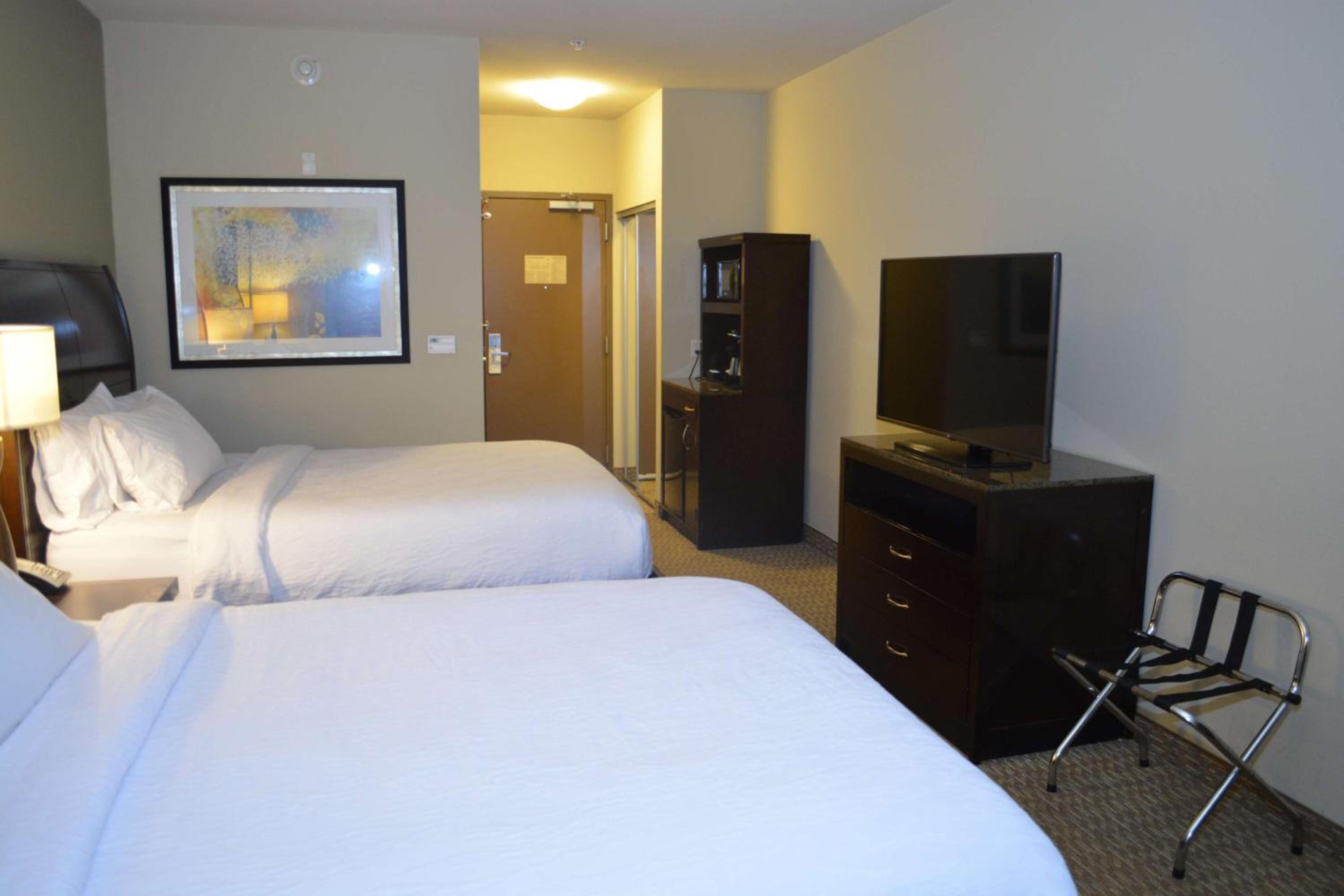 Queen Room with Two Queen Beds - Photo 4