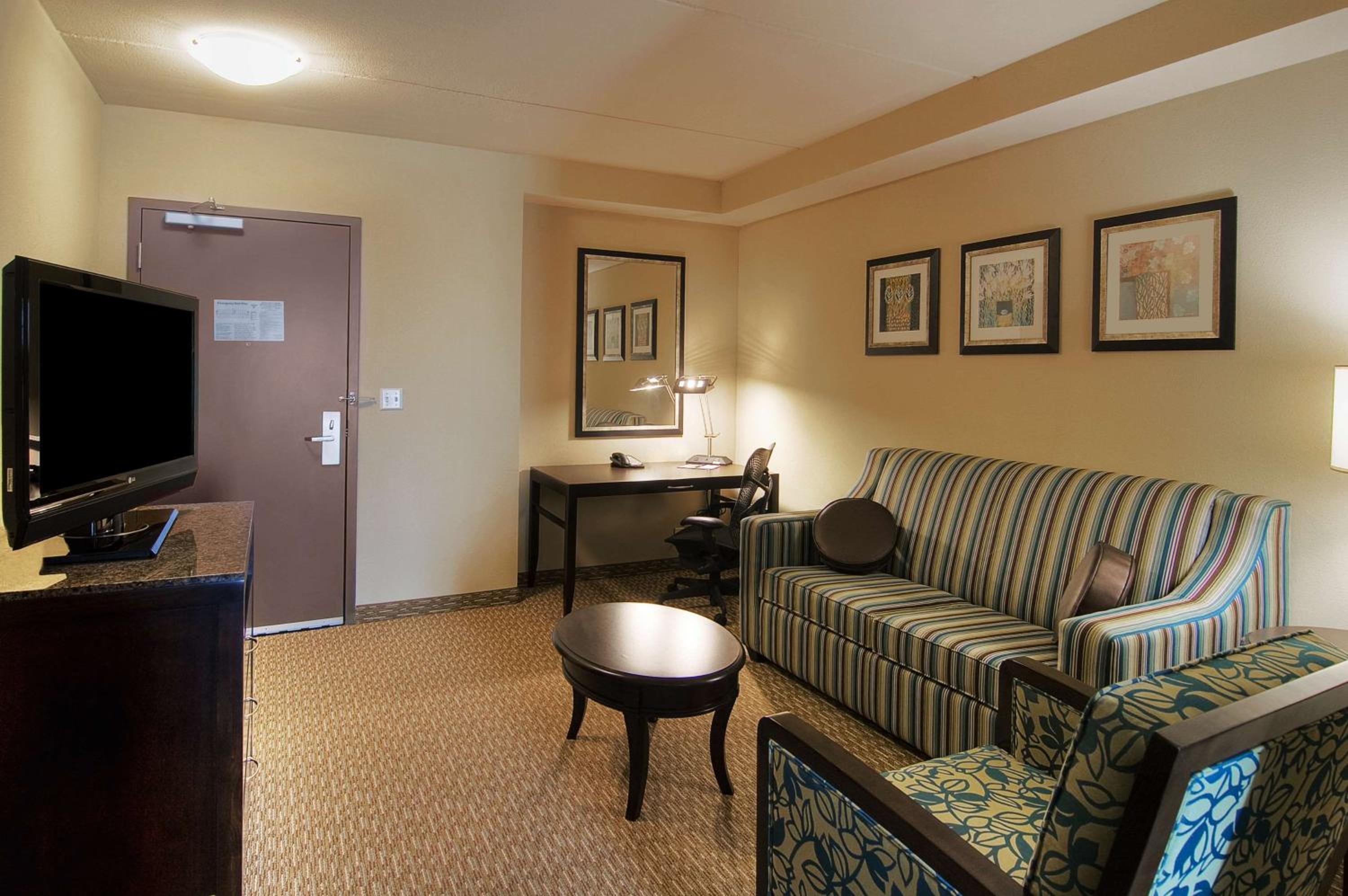 Junior King Suite with Seating Area - Photo 2