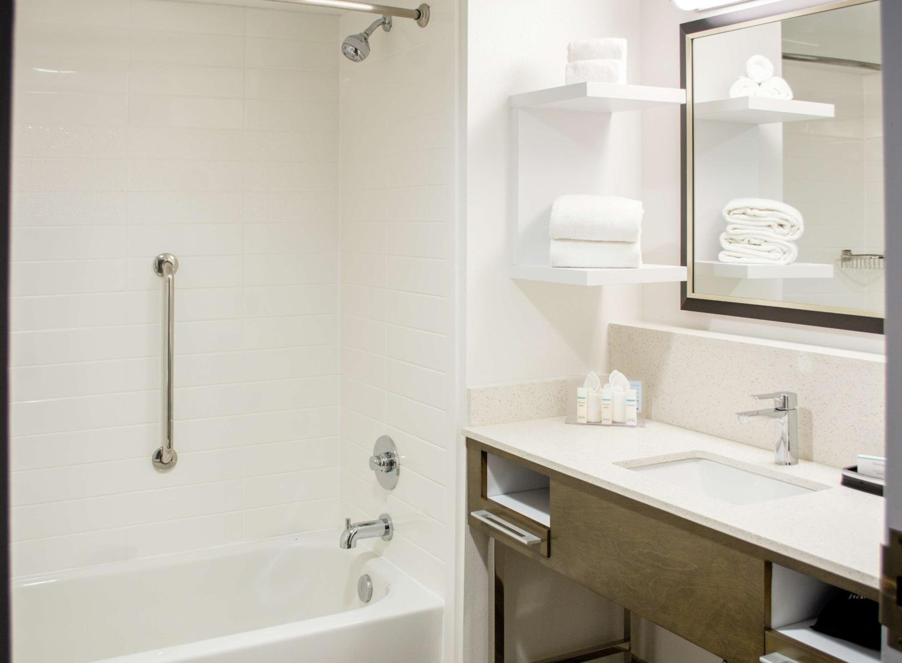King Room with Accessible Tub - Mobility and Hearing Access/Non-Smoking - Photo 2