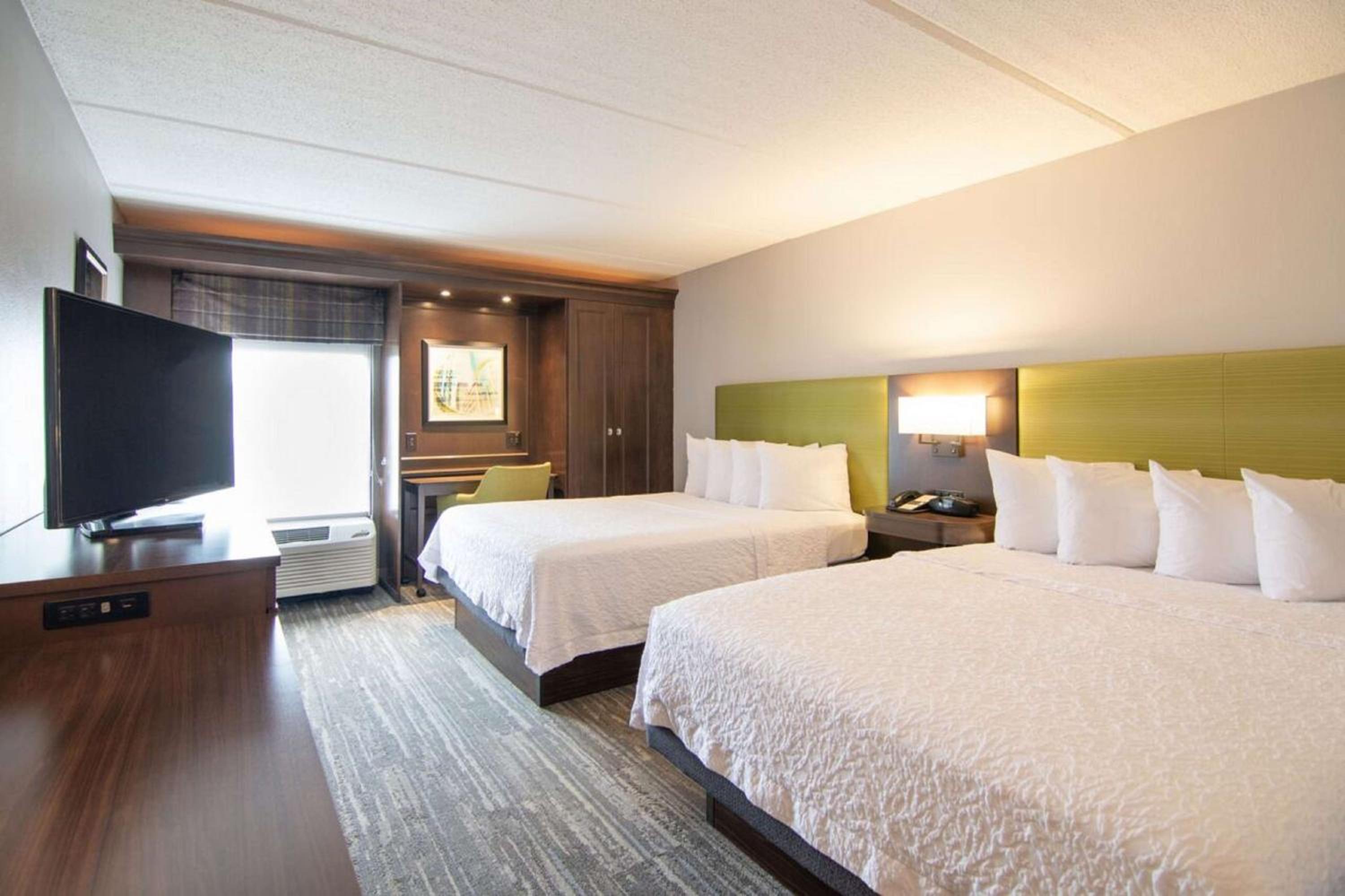 Room with Two Queen Beds - Non-Smoking - Photo 3