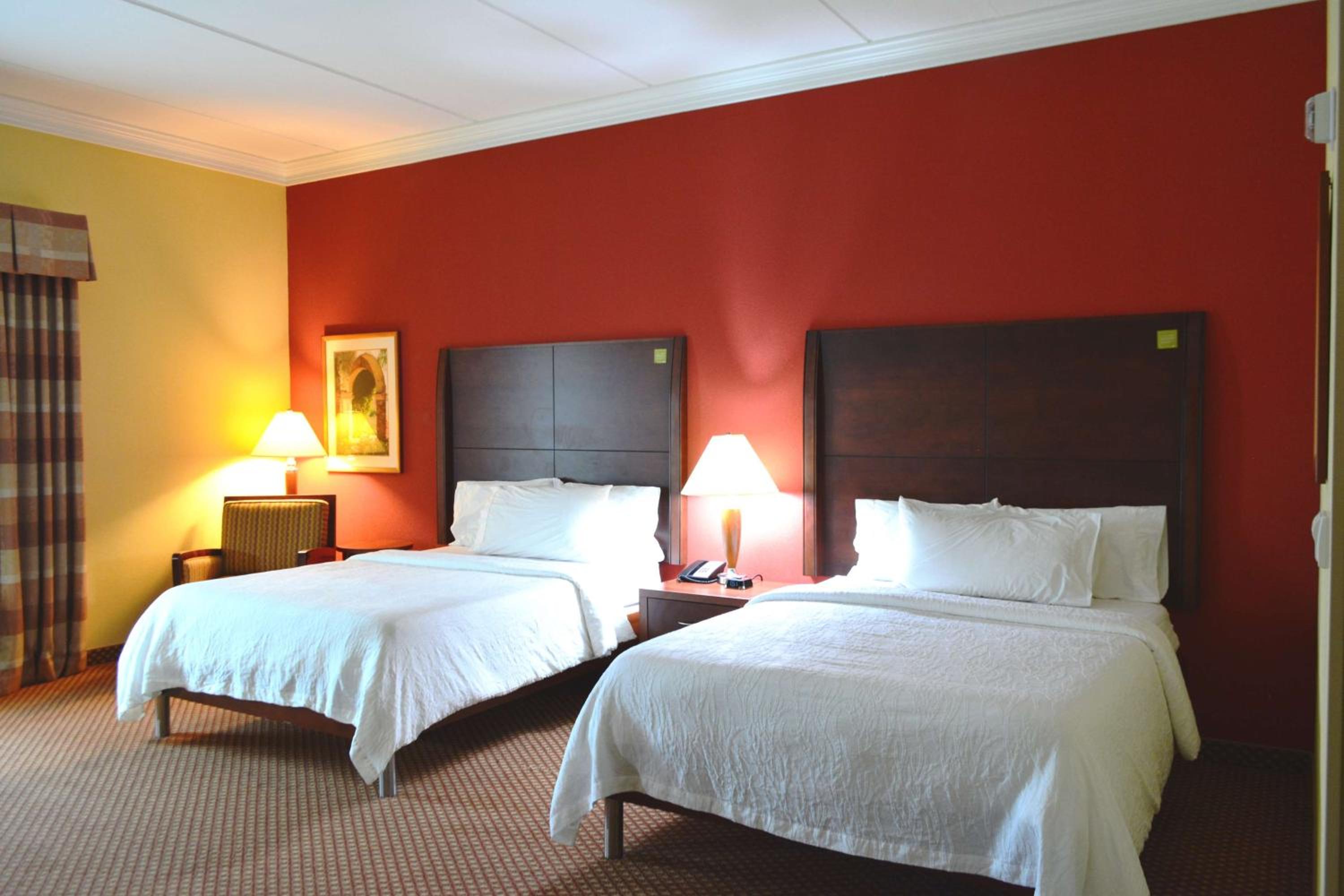 Queen Room with Two Queen Beds - Photo 4