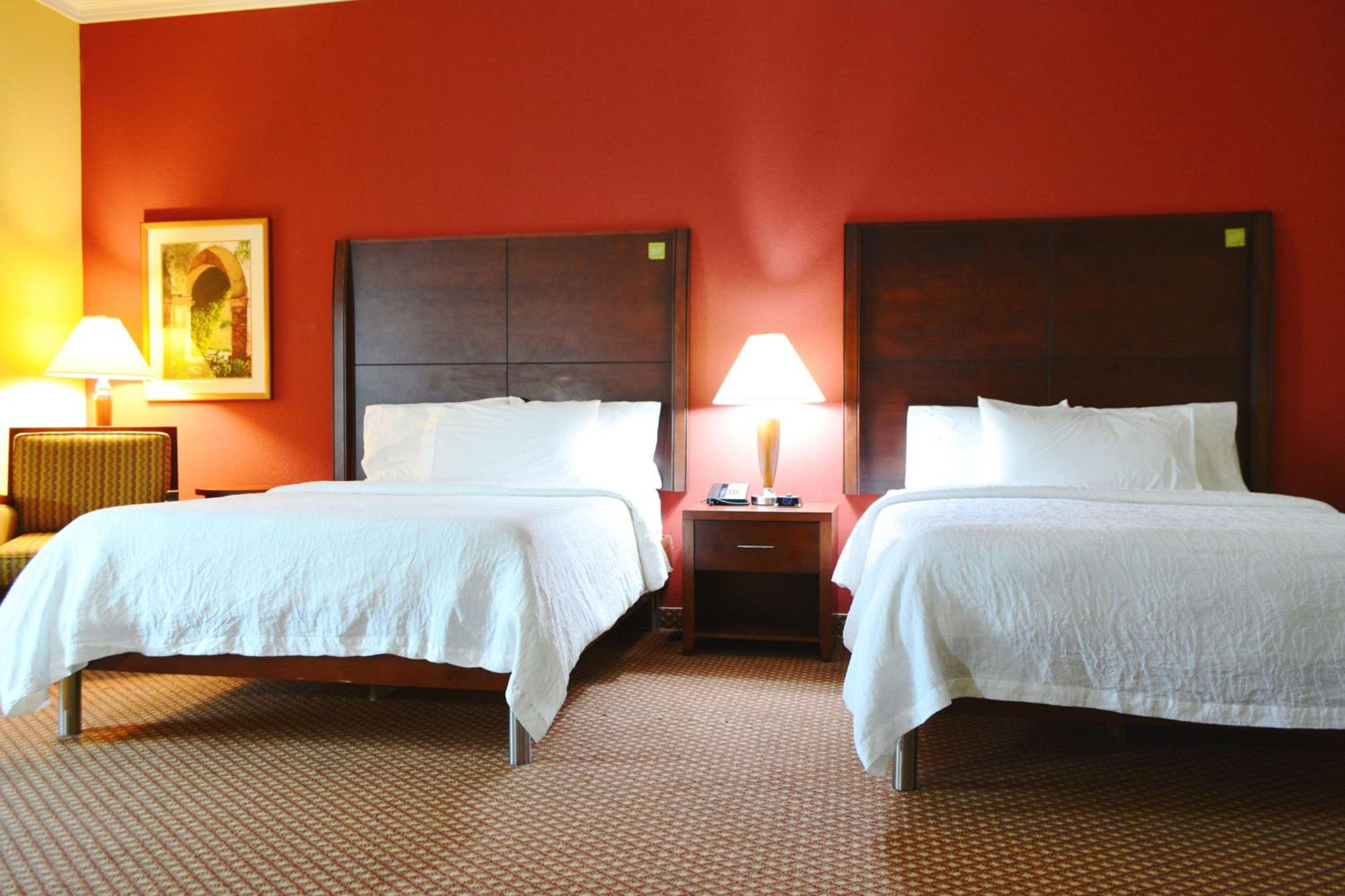 Queen Room with Two Queen Beds - Photo 5