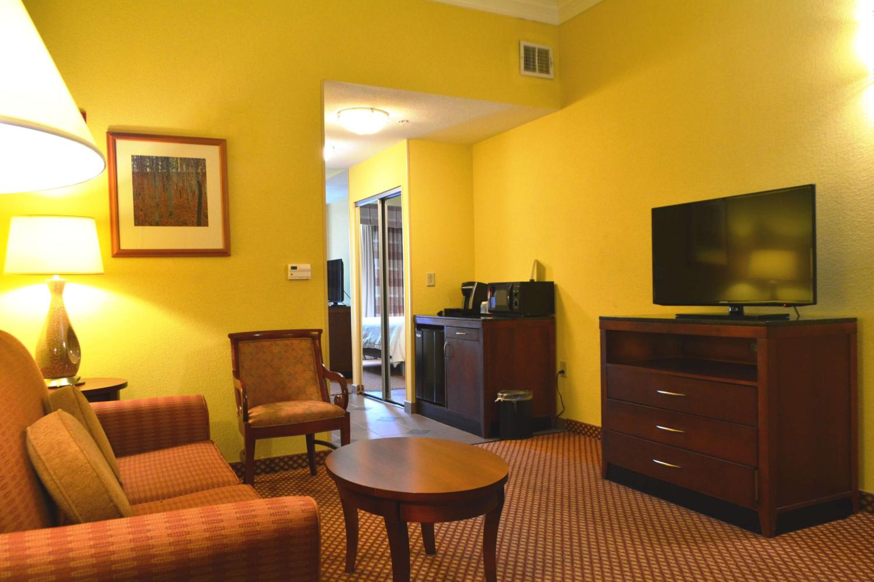 One-Bedroom King Suite with Sofa Bed - Photo 4