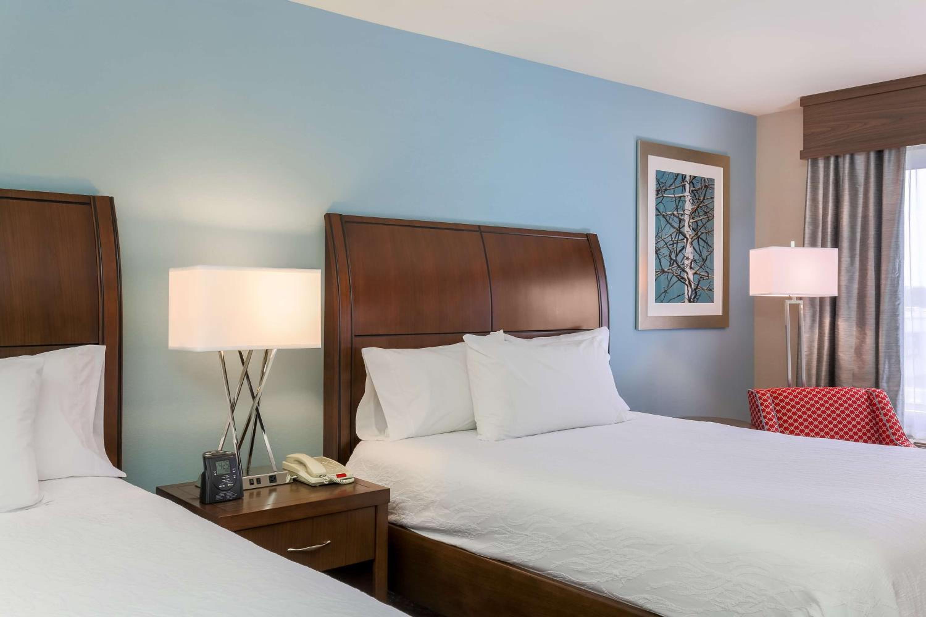 Queen Room with Two Queen Beds - Non-Smoking - Photo 2