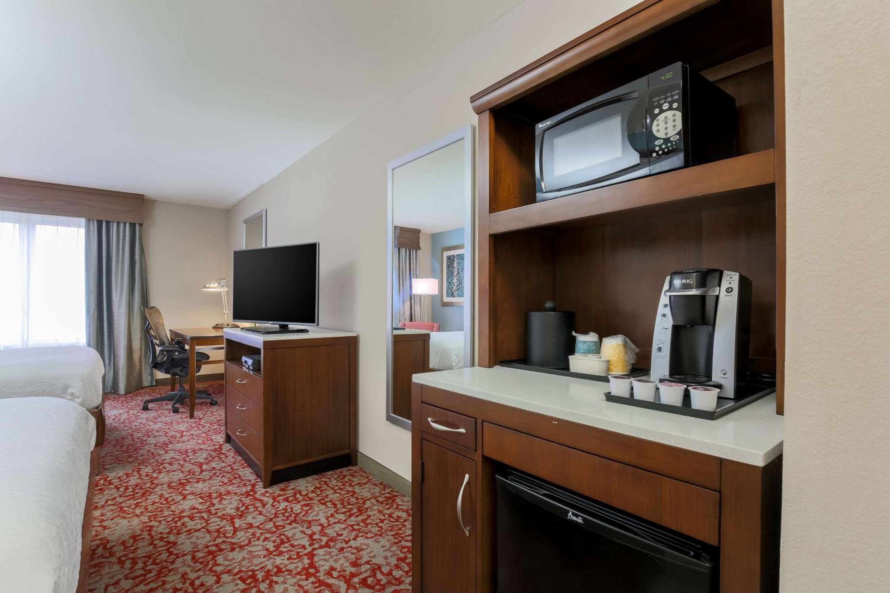 Queen Room with Two Queen Beds - Non-Smoking - Photo 3