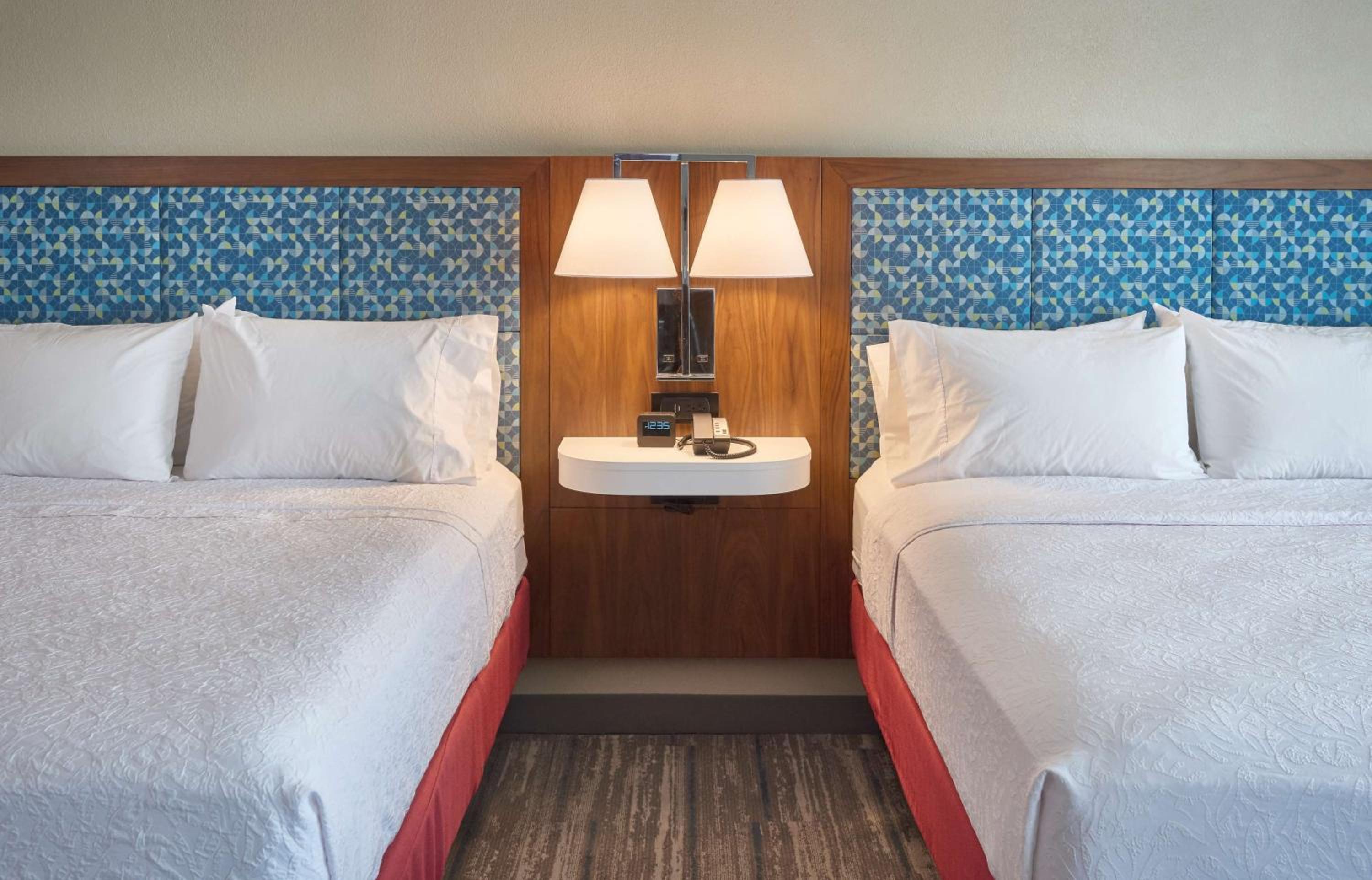 Room with Two Queen Beds - Non-Smoking - Photo 3