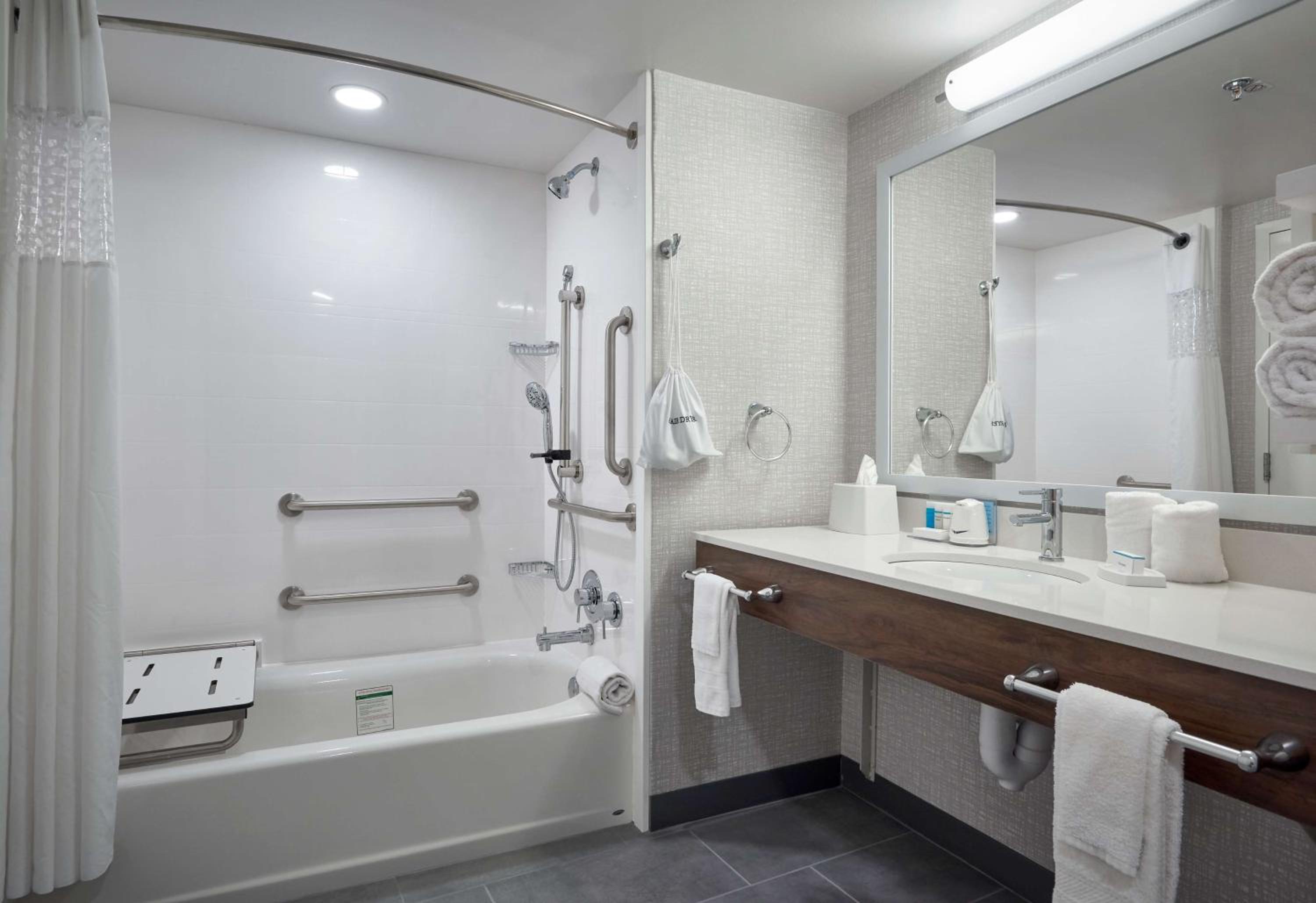 King Room with Bath Tub - Mobility and Hearing Access/Non-Smoking - Photo 4