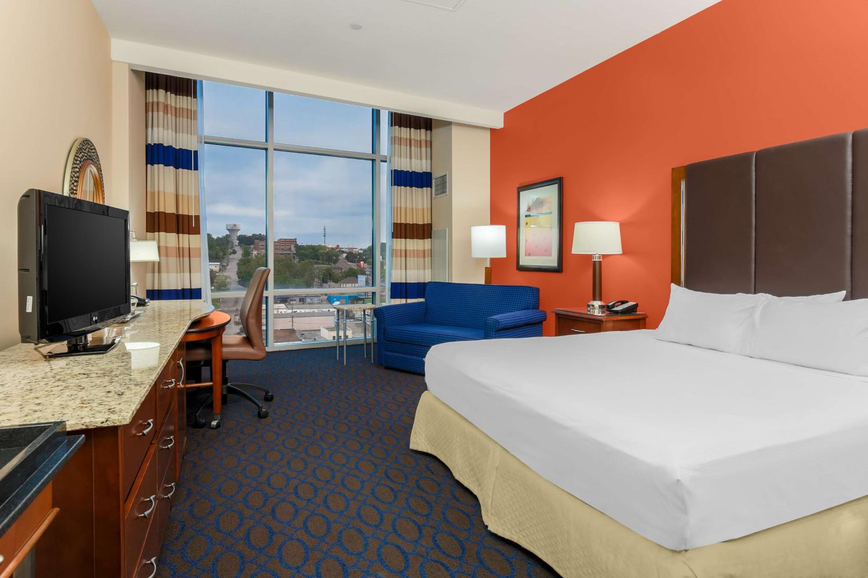Deluxe King Room with Sofa Bed - Photo 2