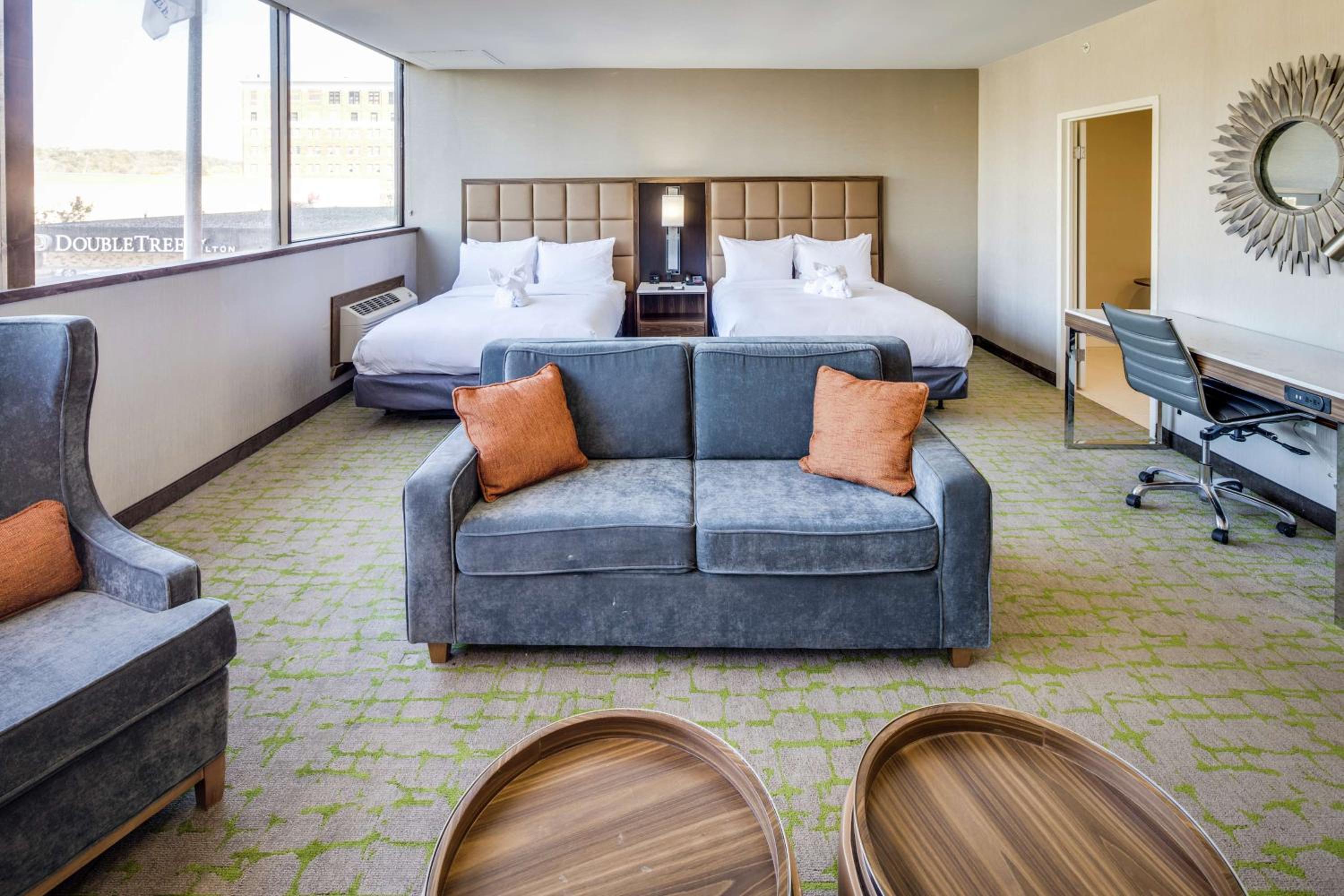 Queen Suite with River View - Photo 1