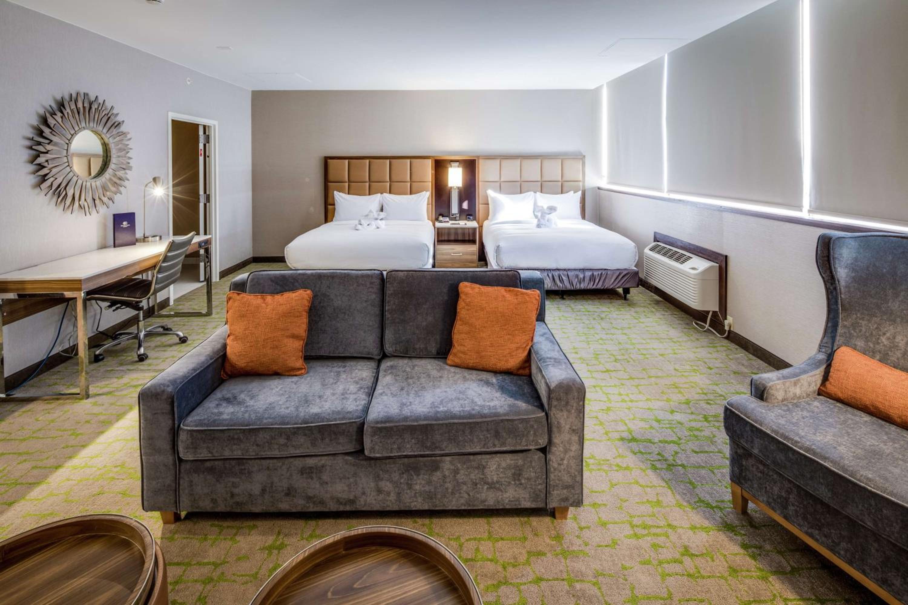 Queen Suite with River View - Photo 3