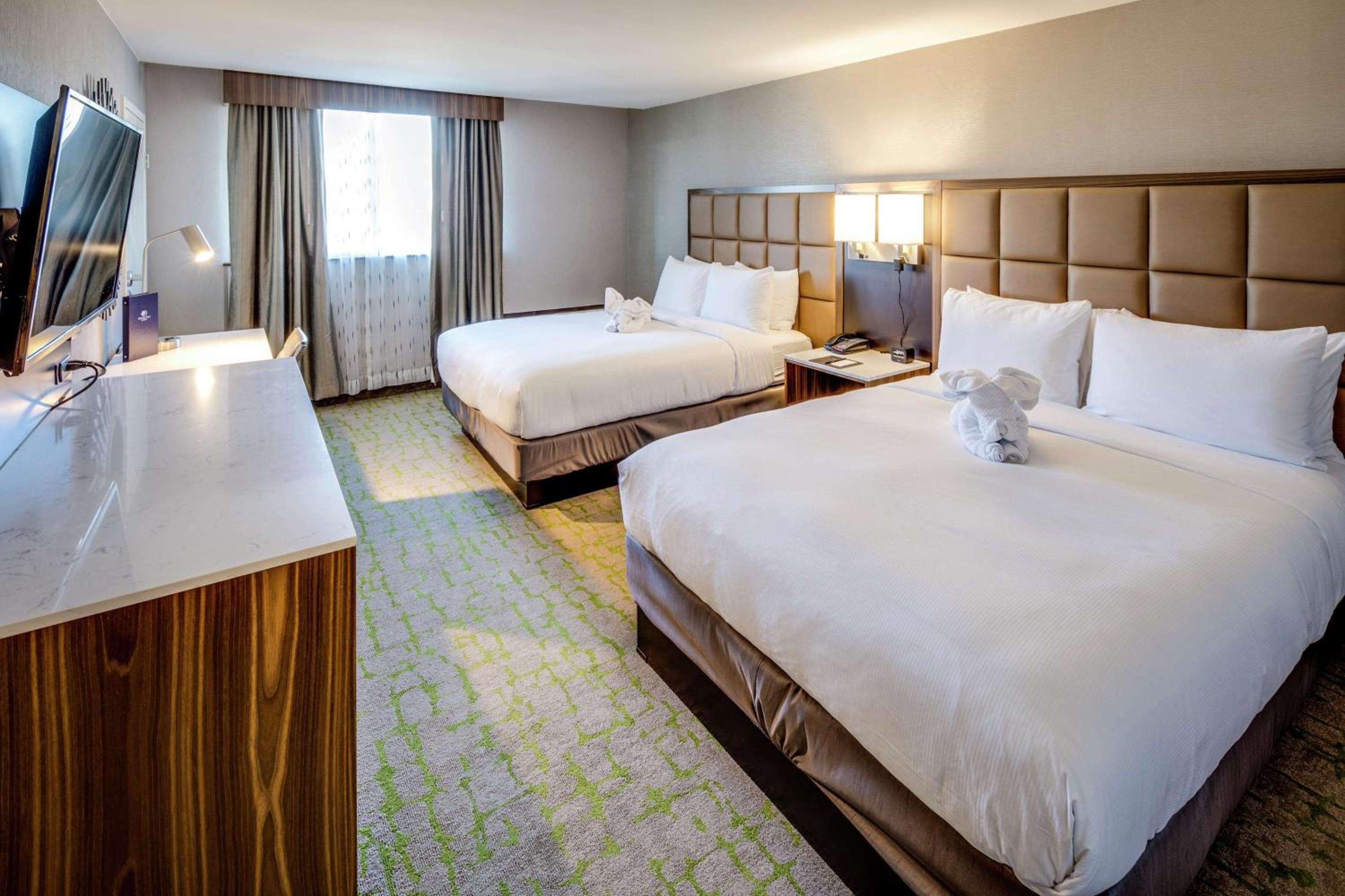 Queen Room with Two Queen Beds - Photo 3