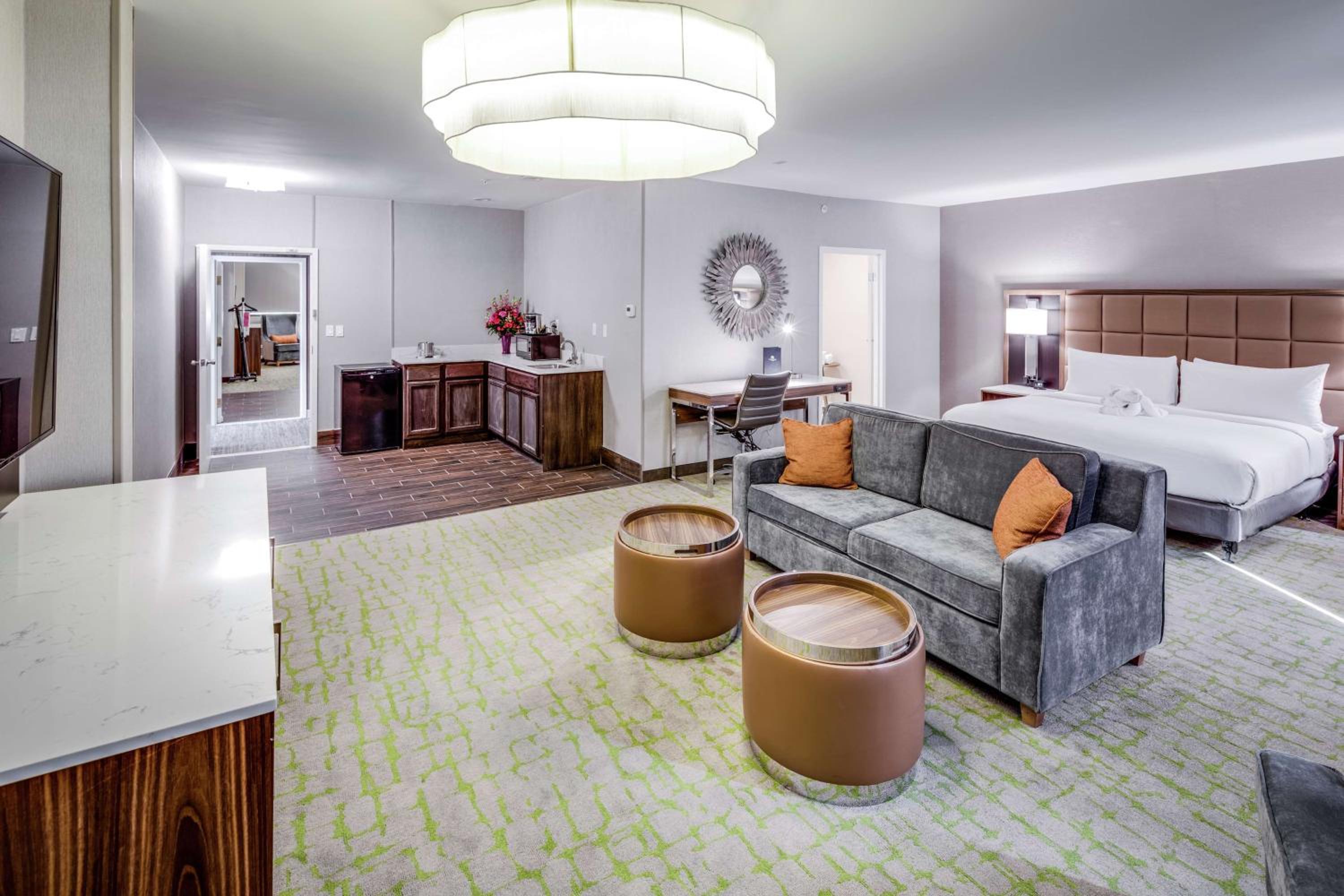 Governors King Suite with Sofa Bed - Photo 3