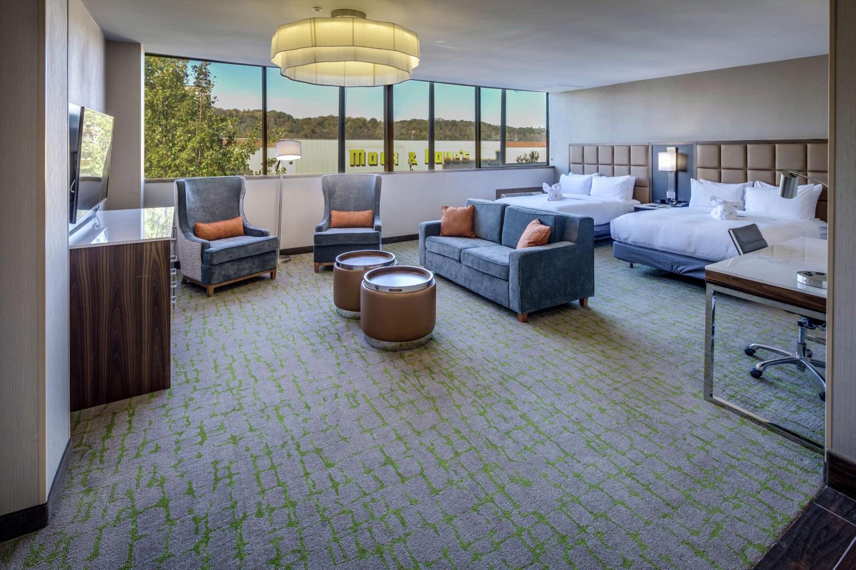 Queen Suite with River View - Photo 2