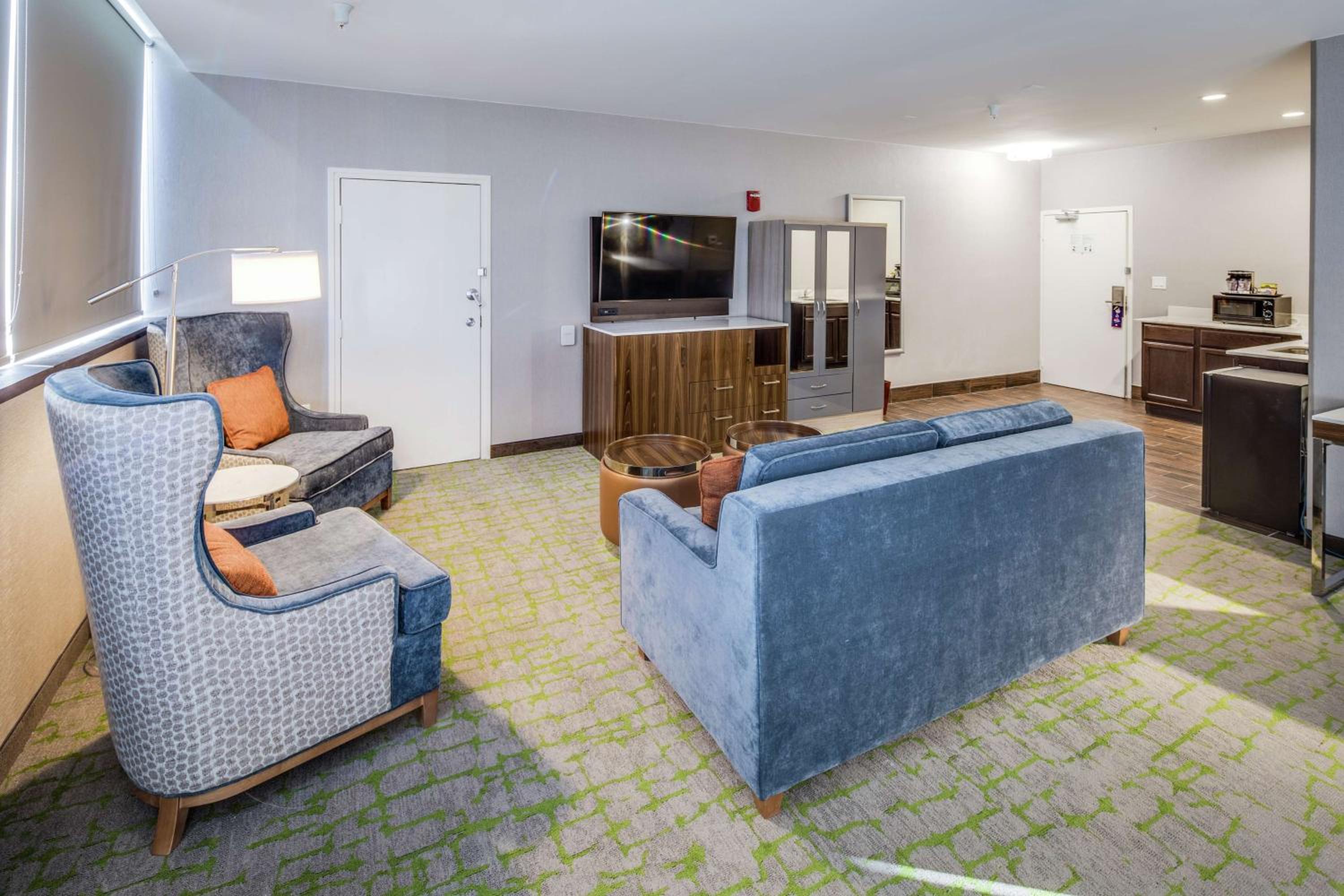 Queen Suite with River View - Photo 5