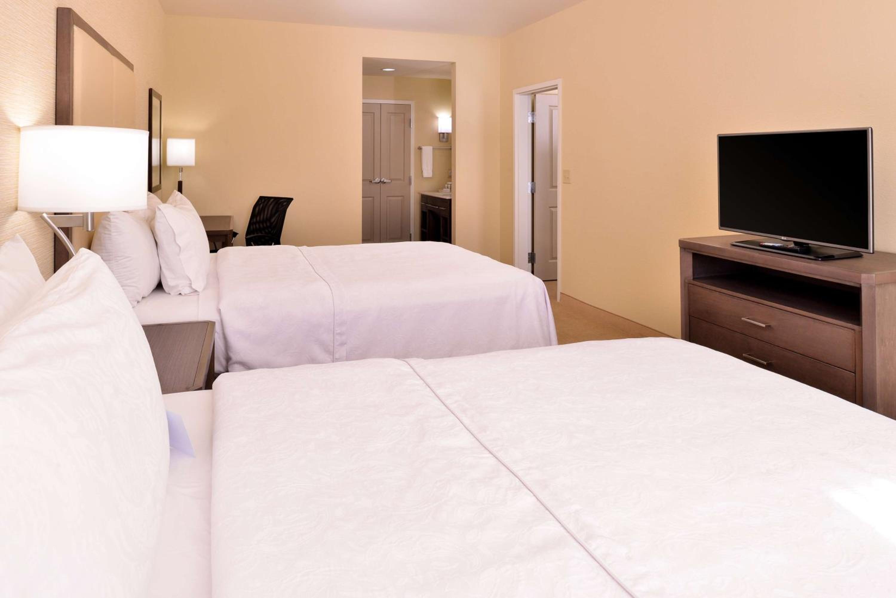 One-Bedroom Queen Suite with Two Queen Beds - Non-Smoking