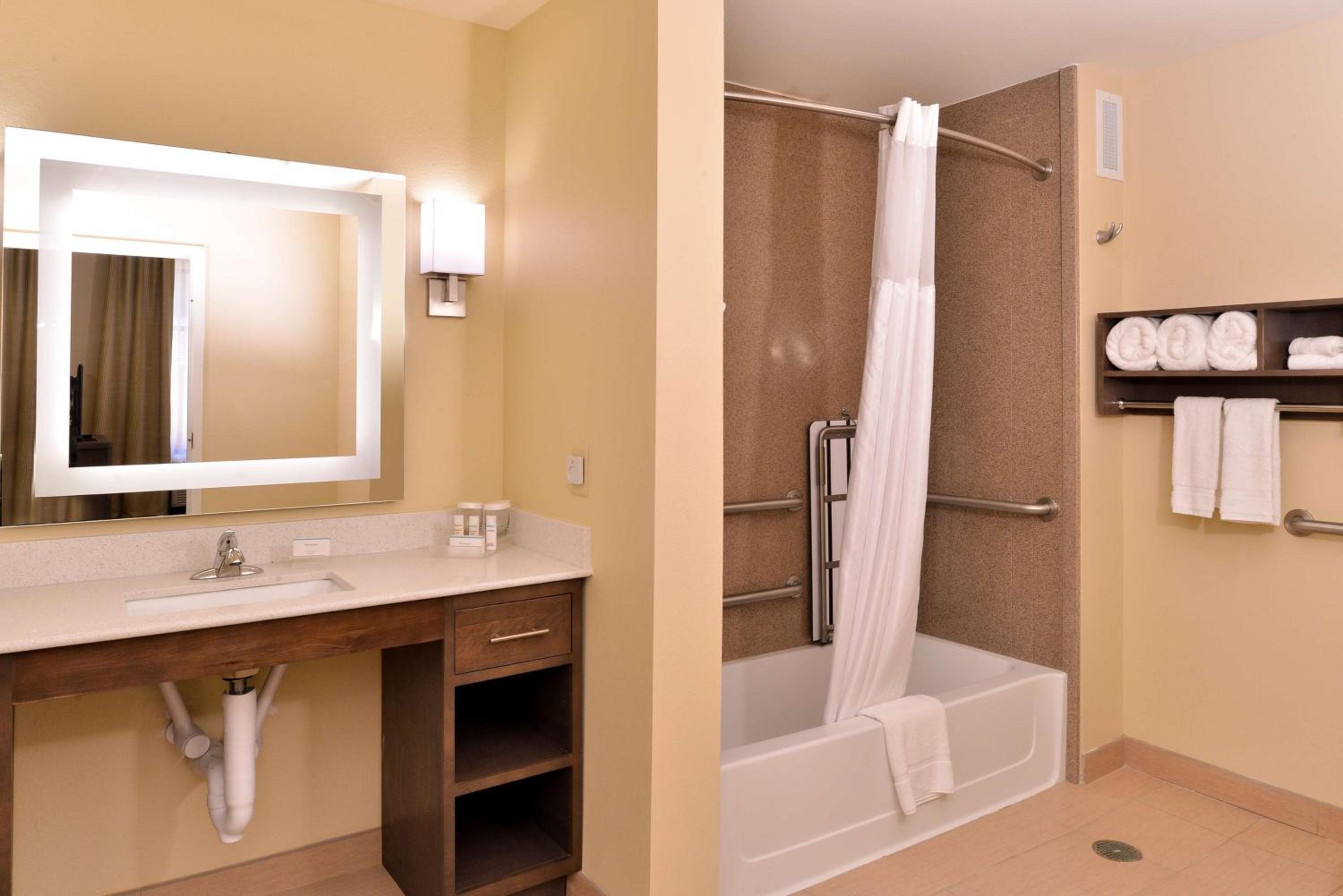 King Suite - Mobility Access/Non-Smoking photo 3