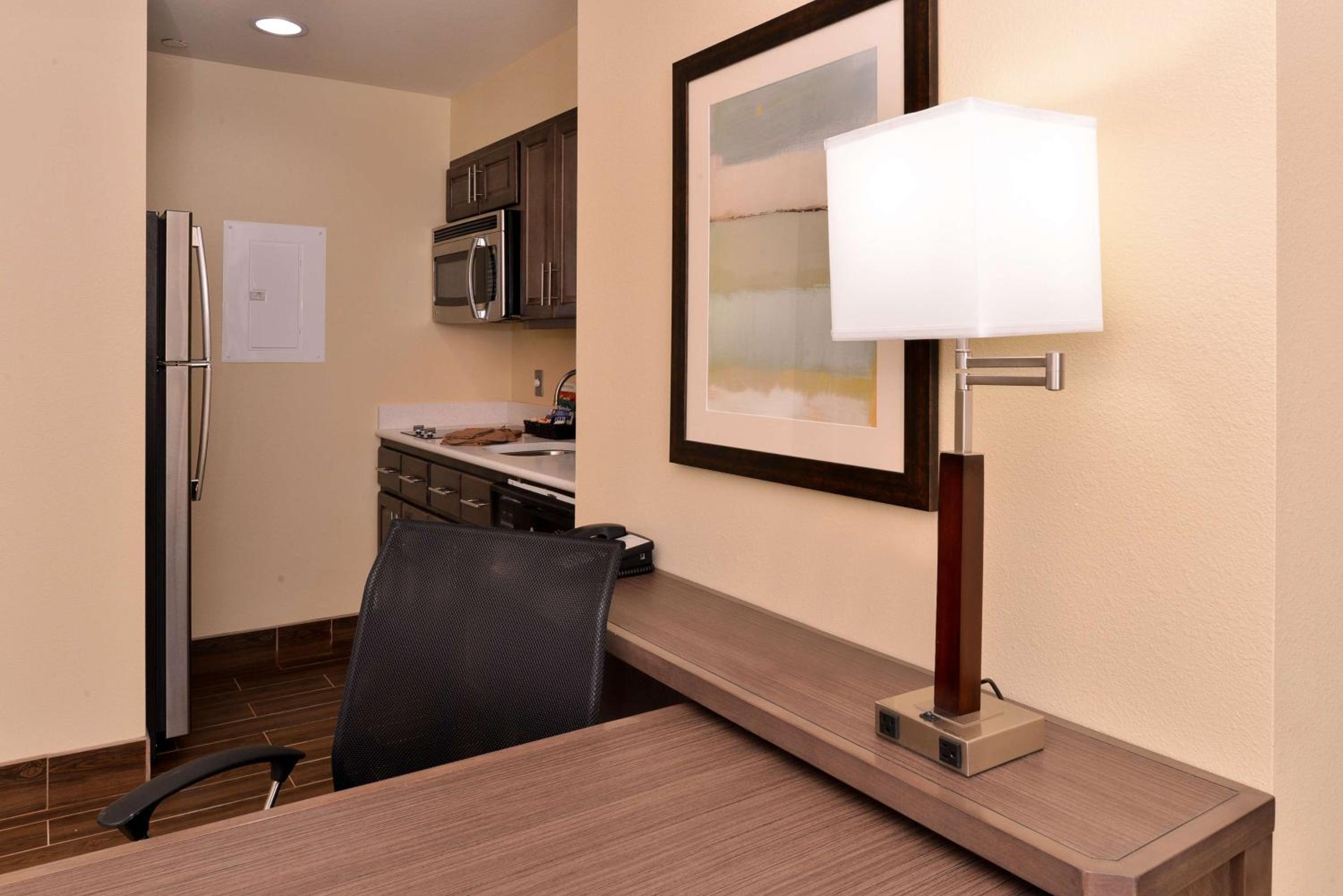 One-Bedroom Queen Suite with Two Queen Beds - Non-Smoking photo 2