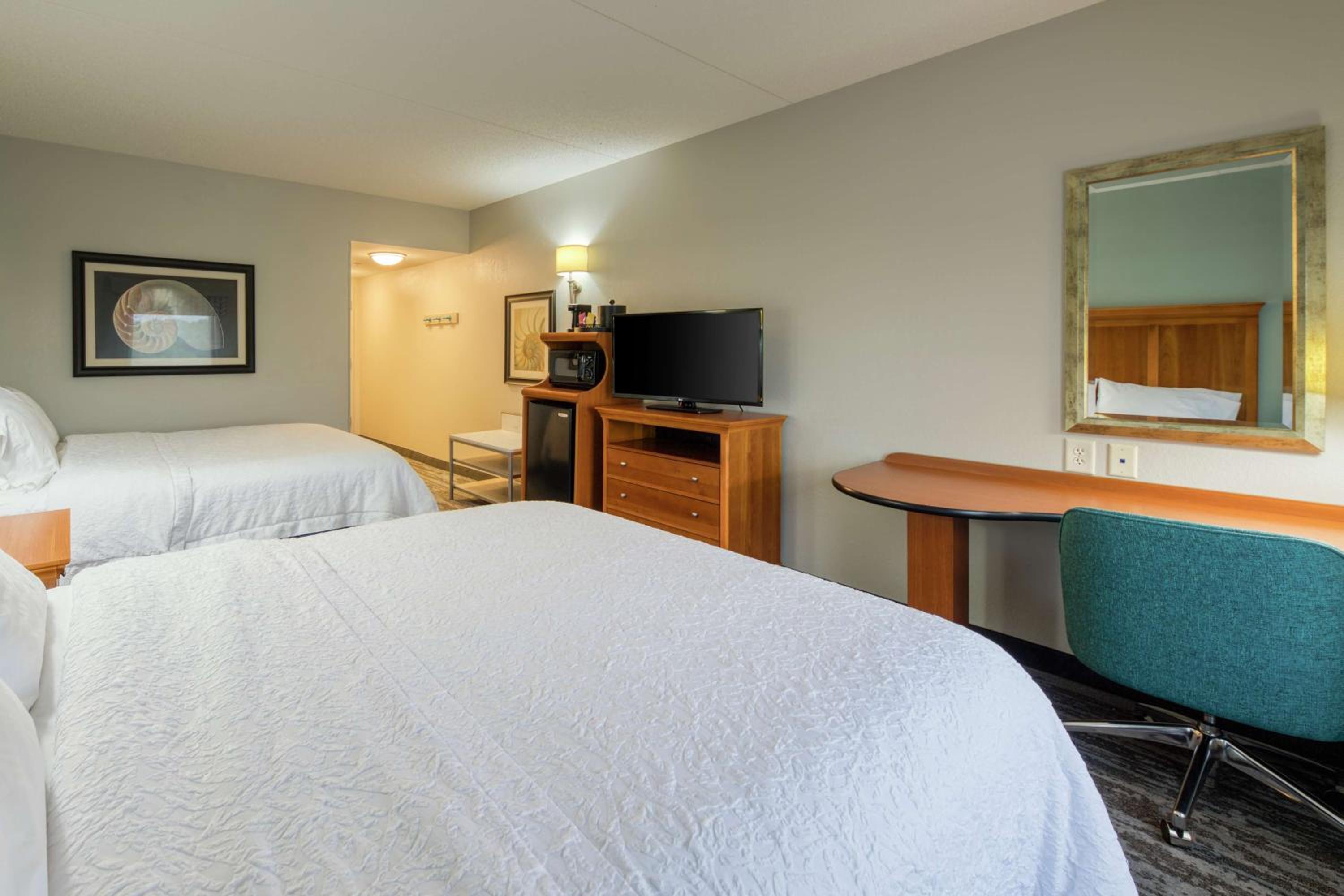 Queen Room with Two Queen Beds - Non-Smoking - Photo 4