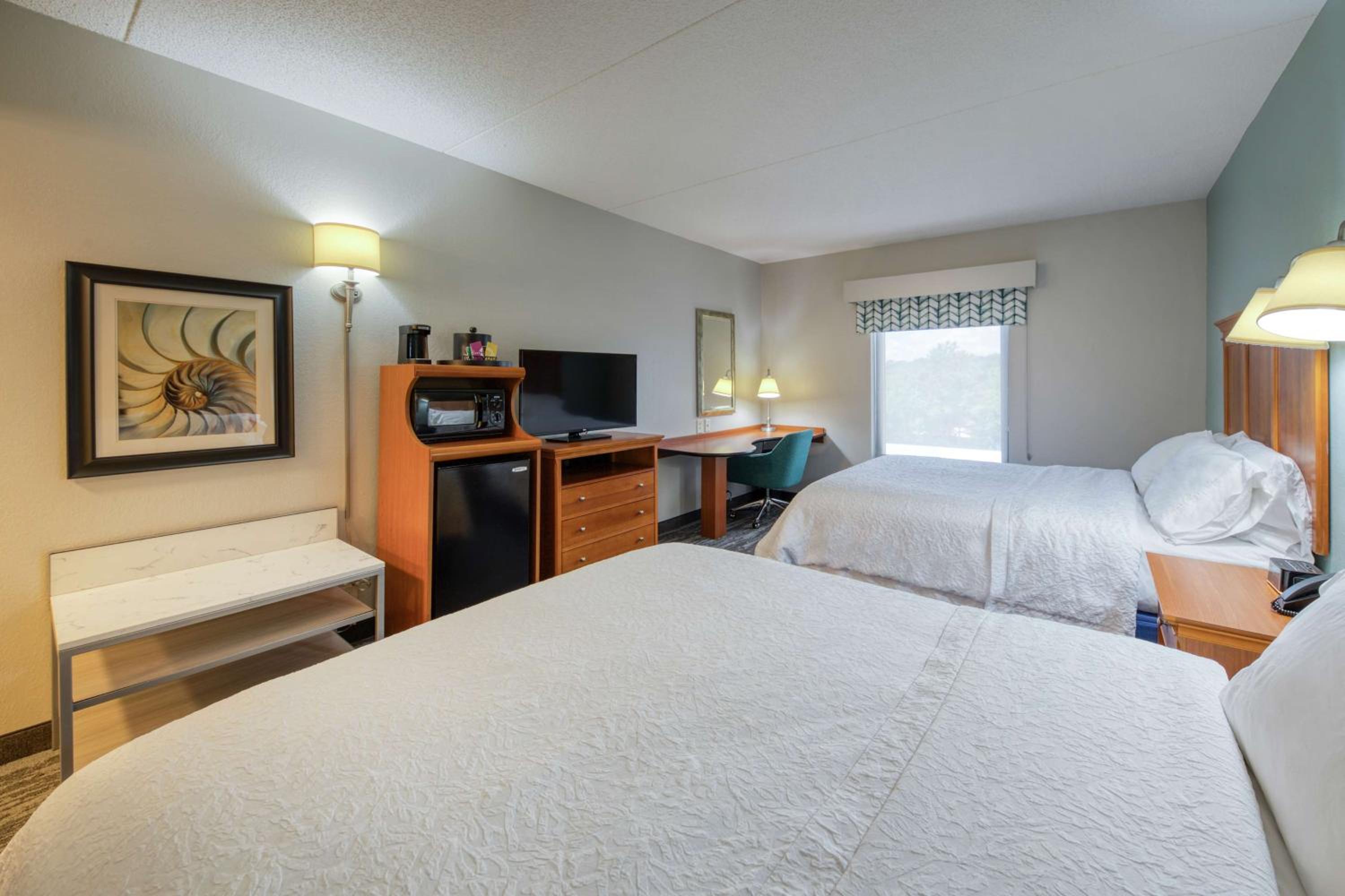 Queen Room with Two Queen Beds - Non-Smoking - Photo 2