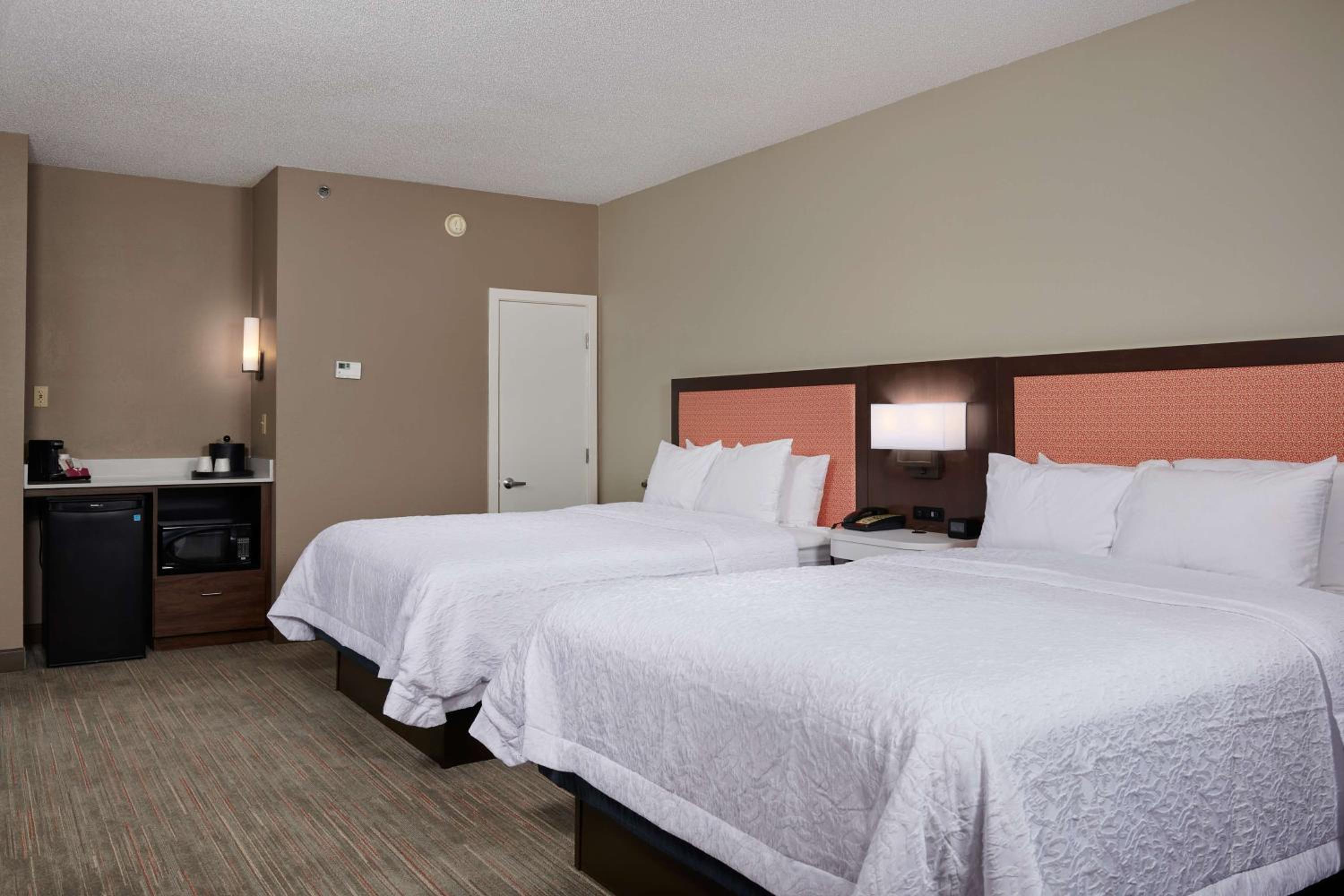 Queen Room with Two Queen Beds -Sofa Bed- Non-Smoking - Photo 2