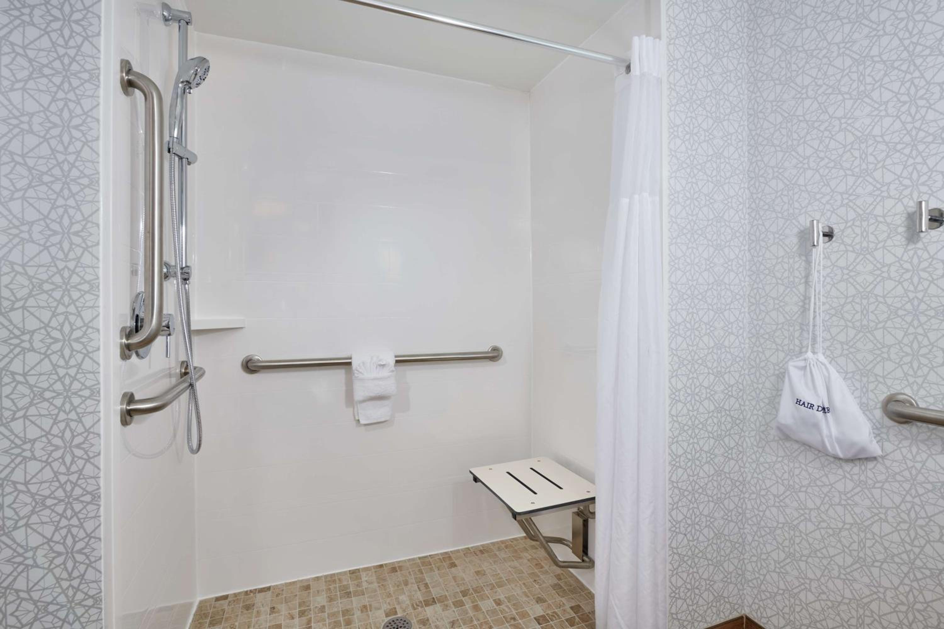 King Room with Roll-In Shower - Mobility Access/Non-Smoking photo 2