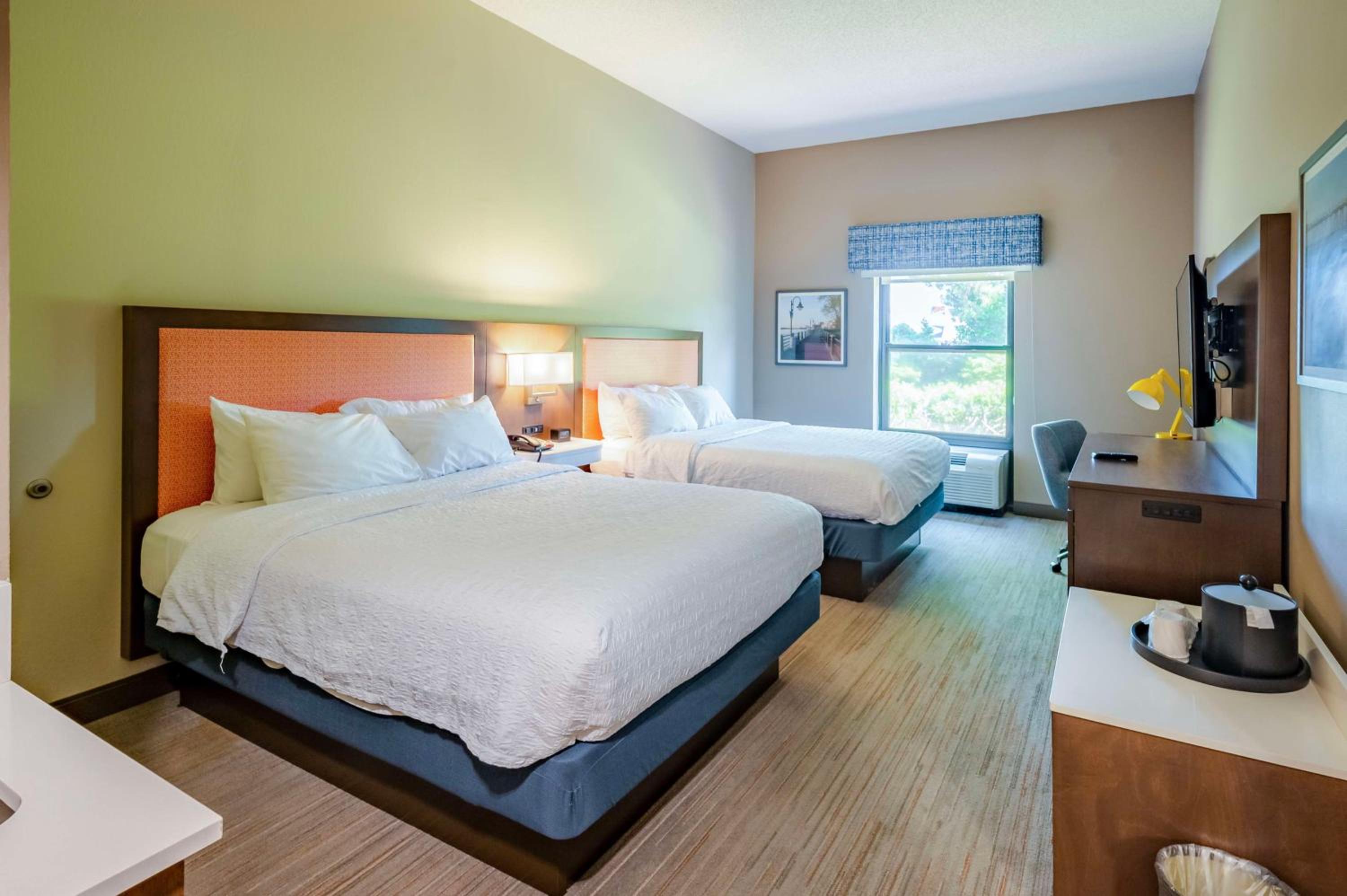Room with Two Queen Beds - Non-Smoking - Photo 3