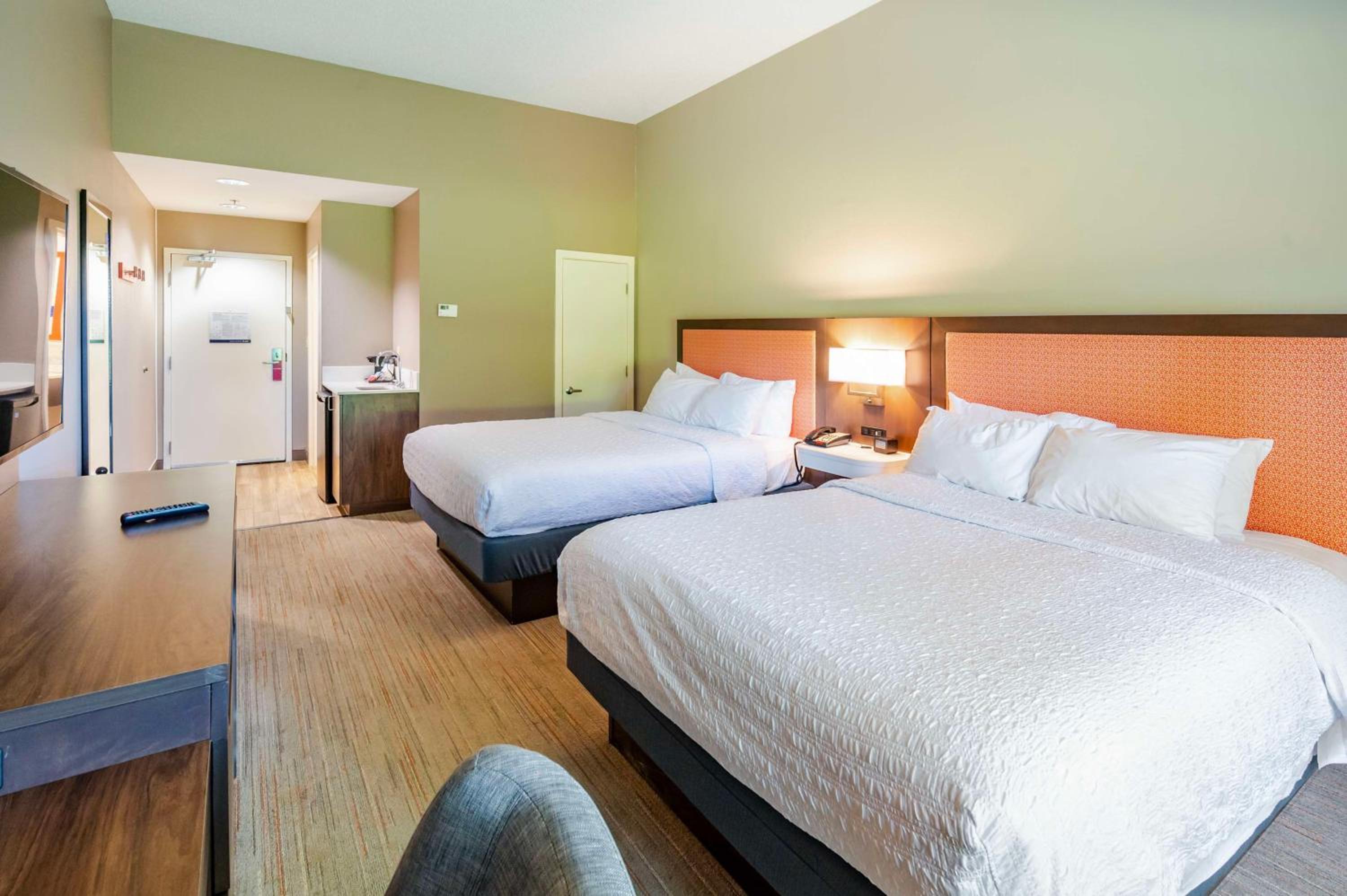 Room with Two Queen Beds - Non-Smoking - Photo 4