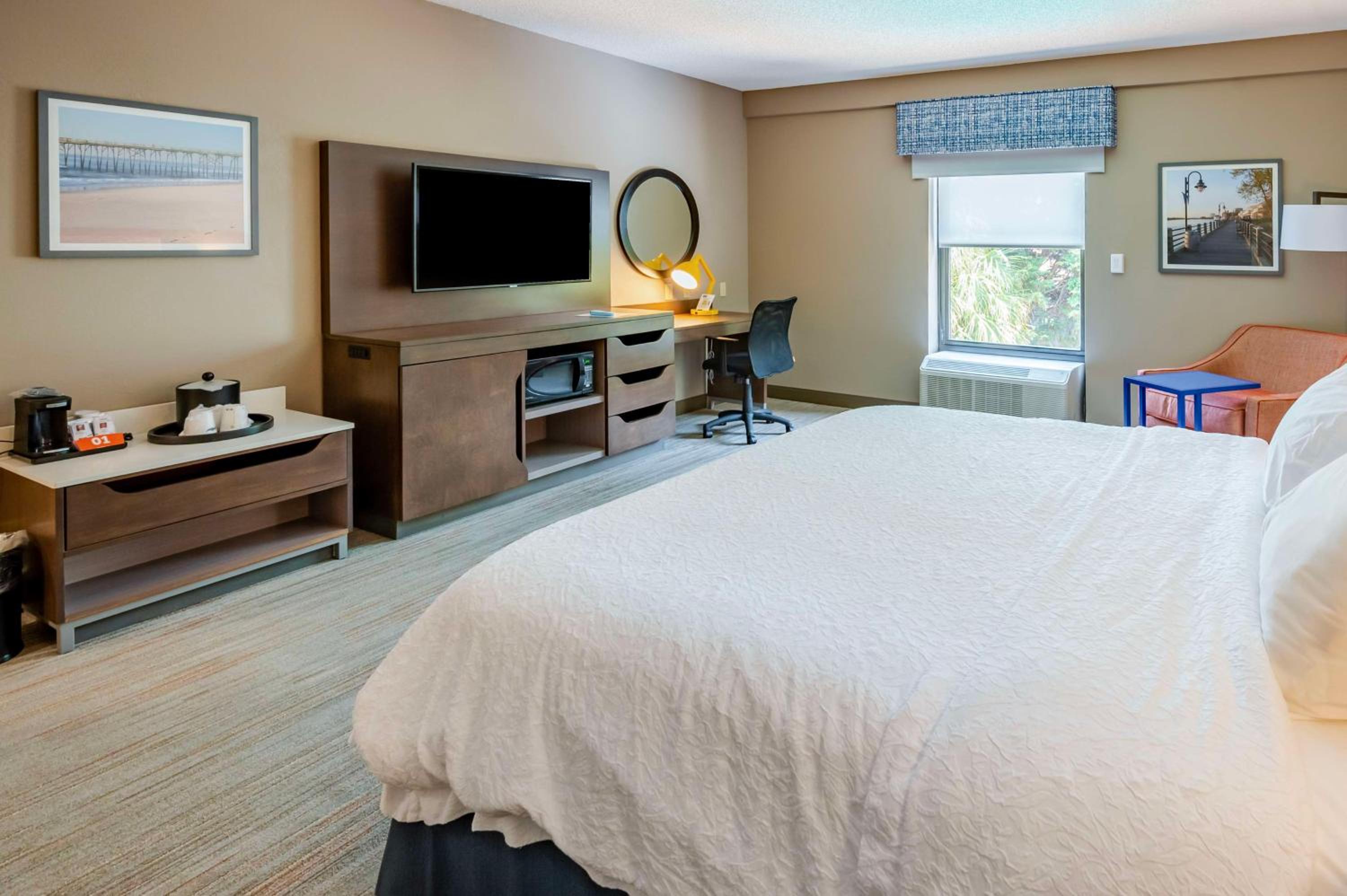 King Room with Refrigerator - Non-Smoking - Photo 3