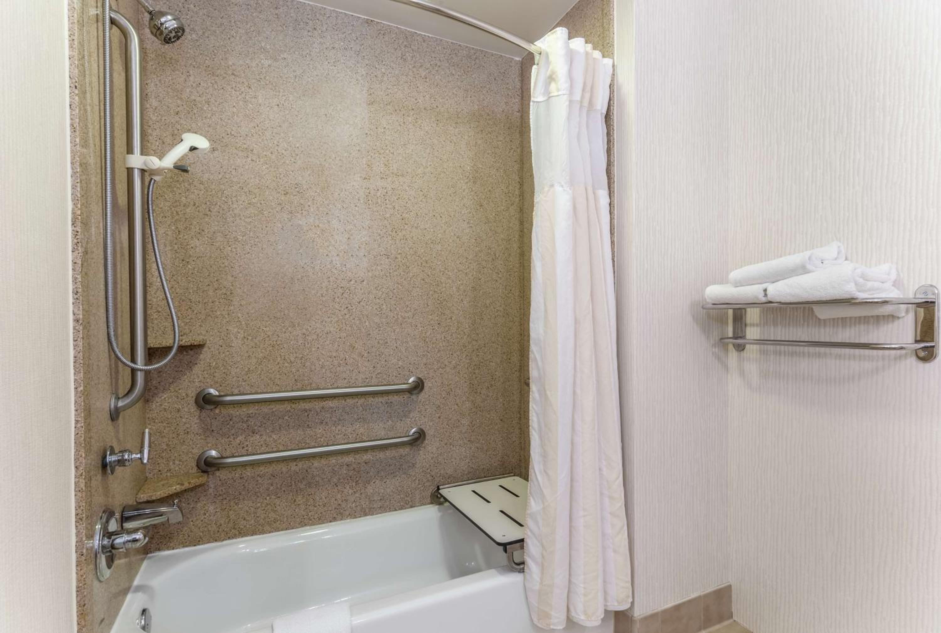 King Room with Tub - Mobility and Hearing Access - Photo 6