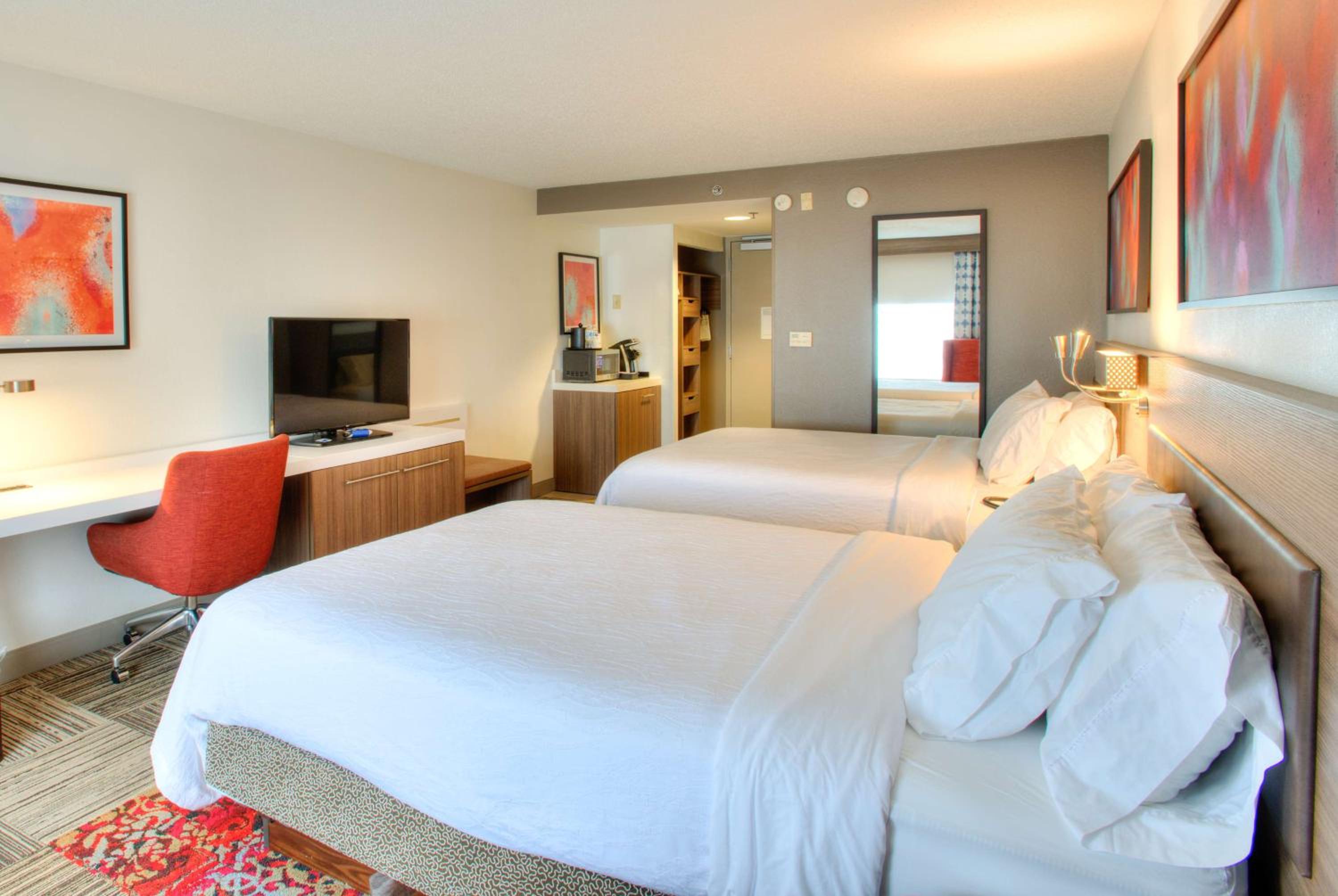 Queen Room with Two Queen Beds - Photo 4