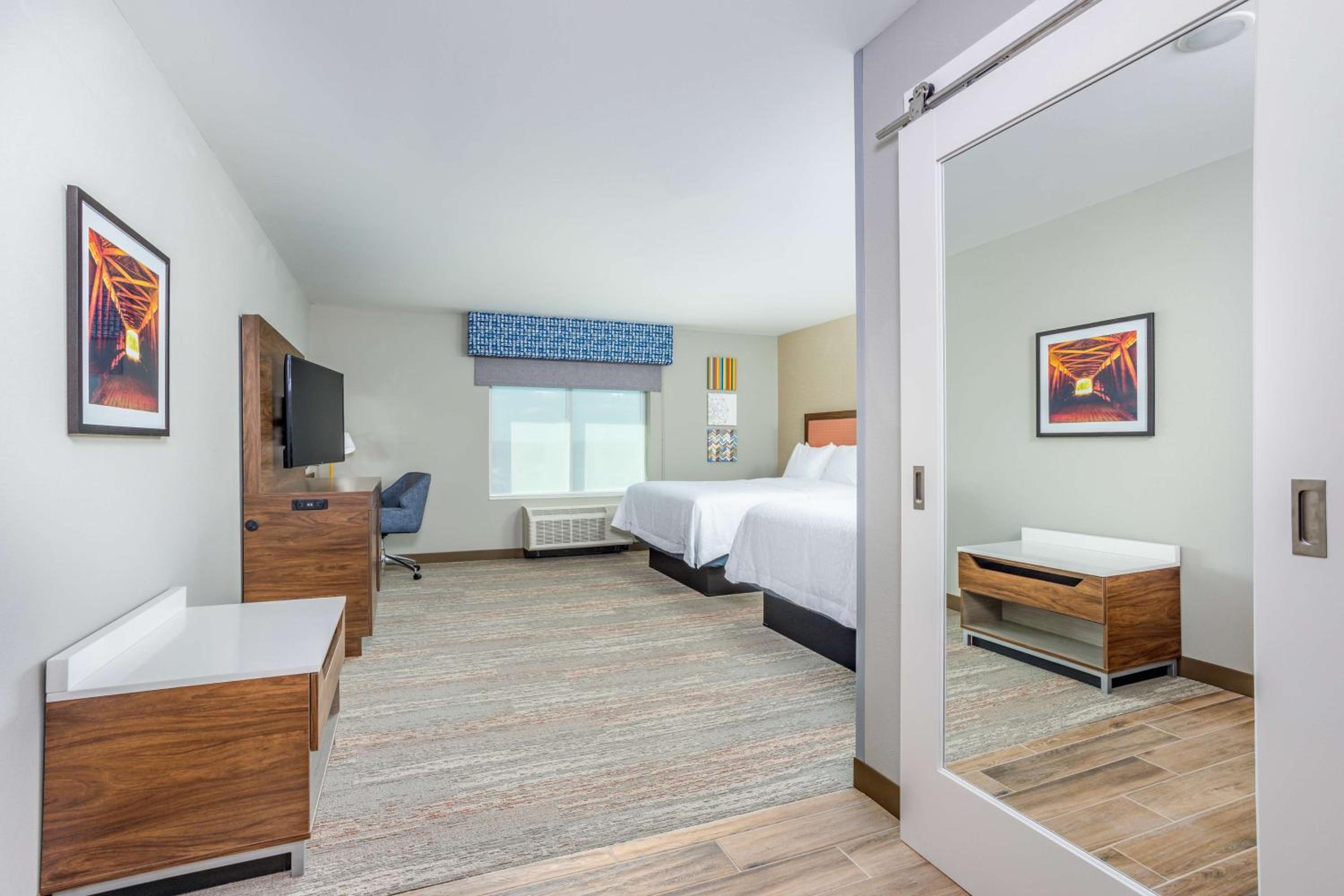 Queen Room with Two Queen Beds - Hearing Access/Non-Smoking - Photo 4