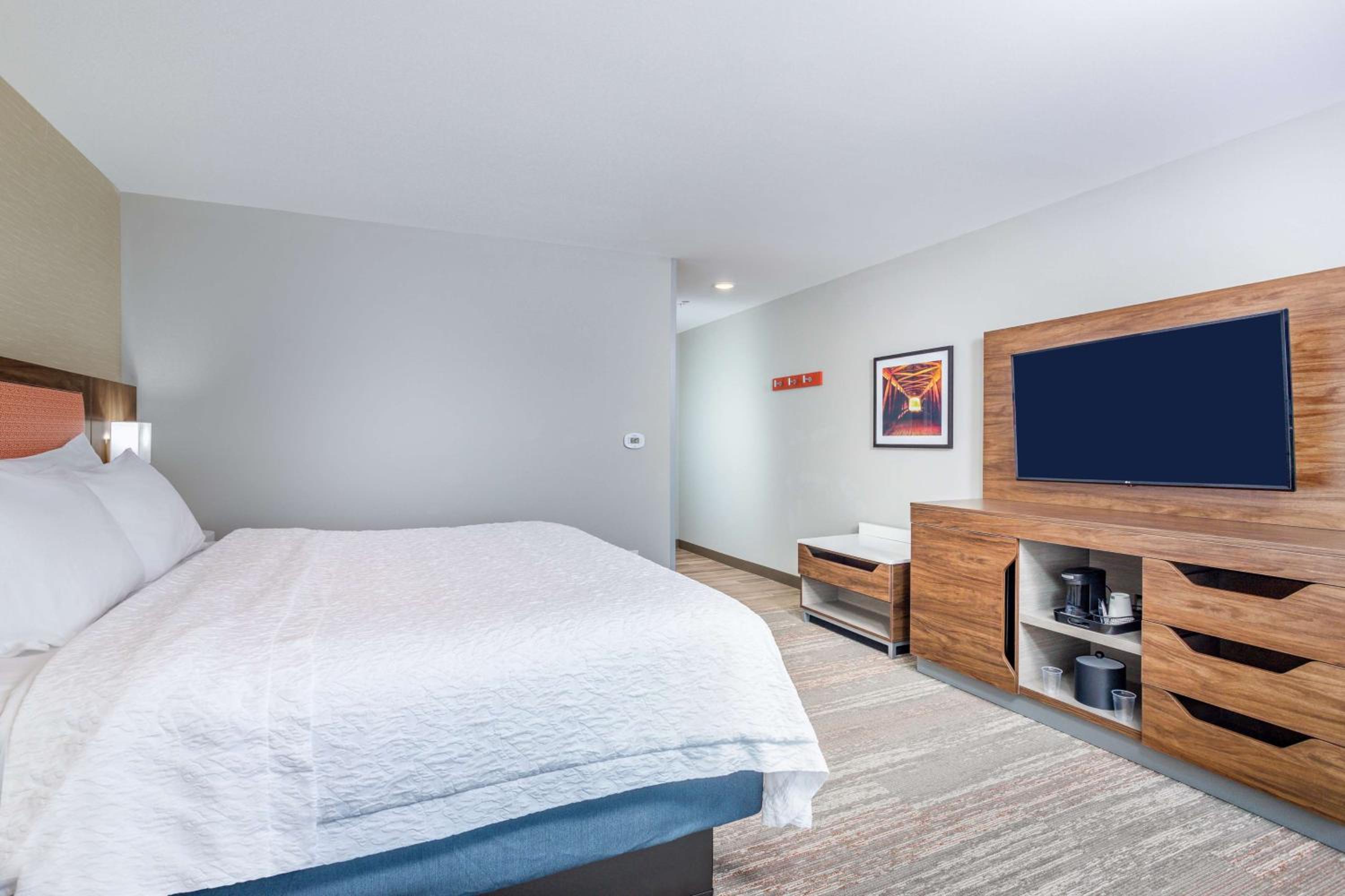 King Room - Non-Smoking - Photo 4