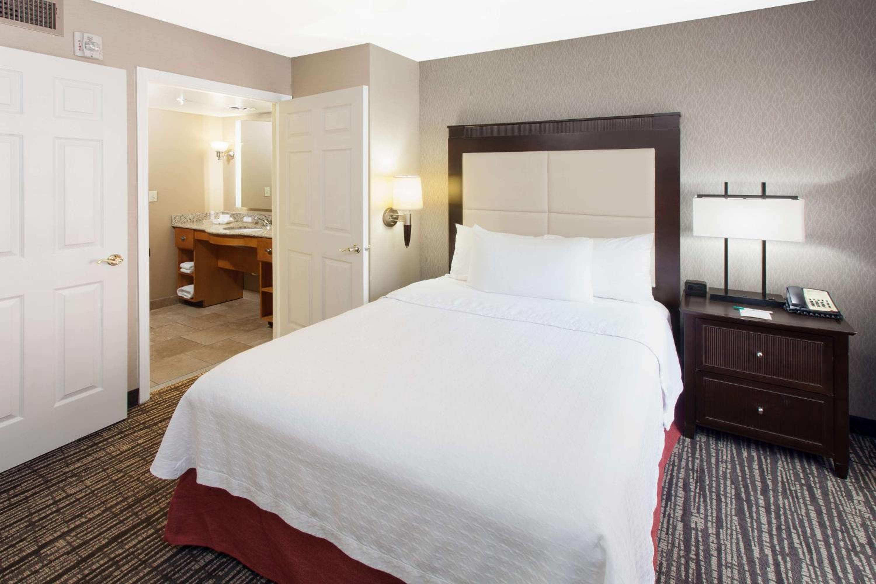 Double Room with Tub - Mobility and Hearing Access/Non-Smoking - Photo 1