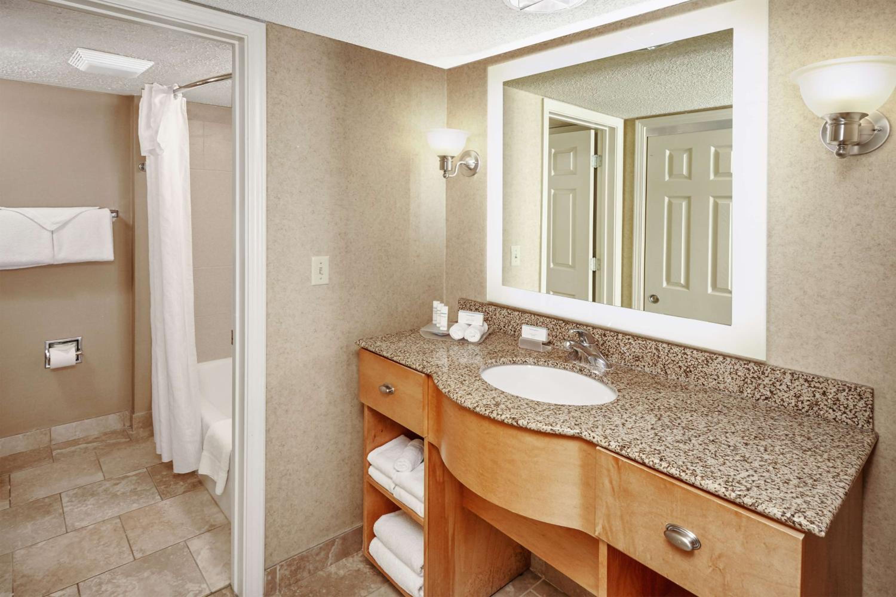 One-Bedroom King Suite - Non-Smoking - Photo 3