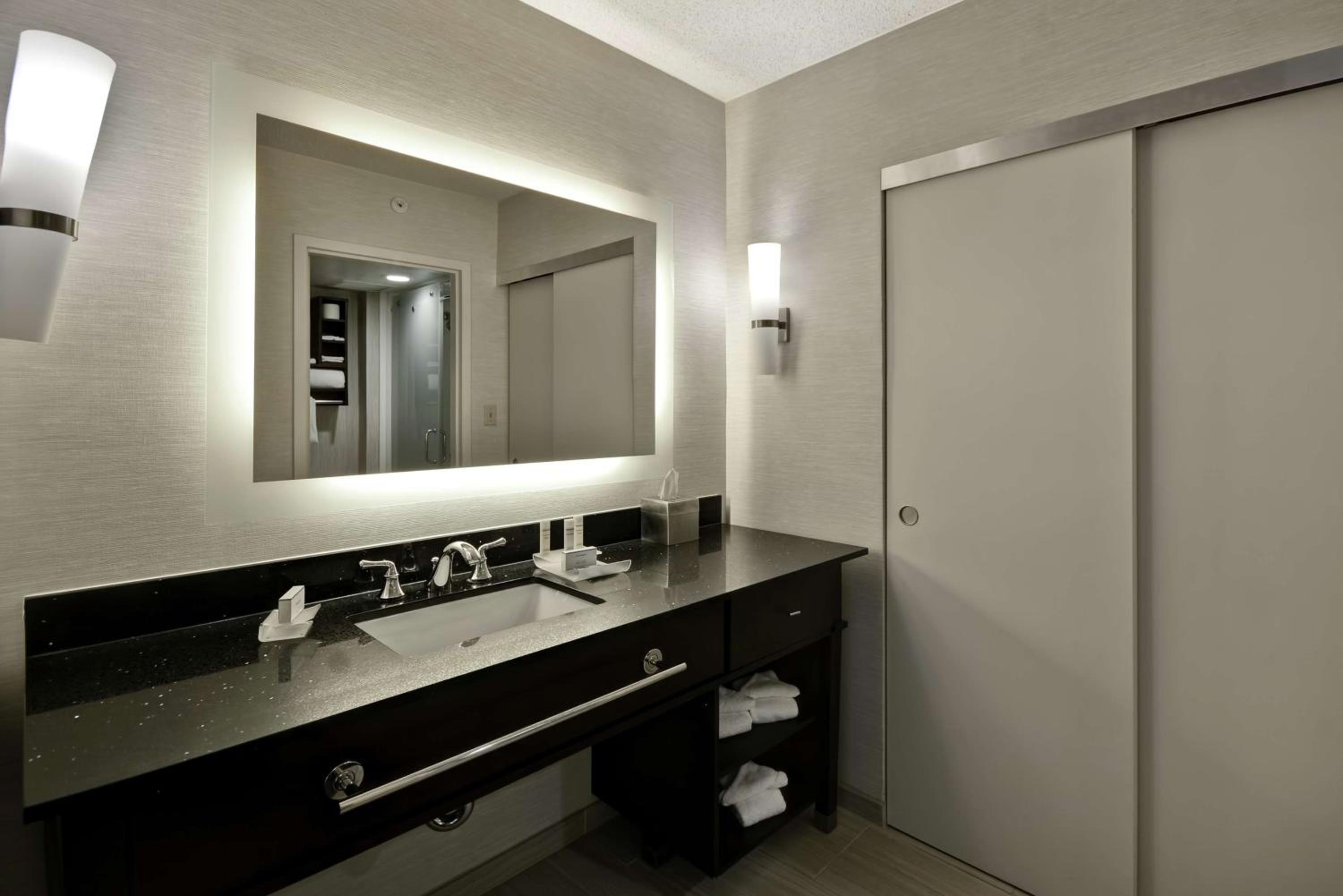 King Suite with Balcony - Non-Smoking - Photo 5