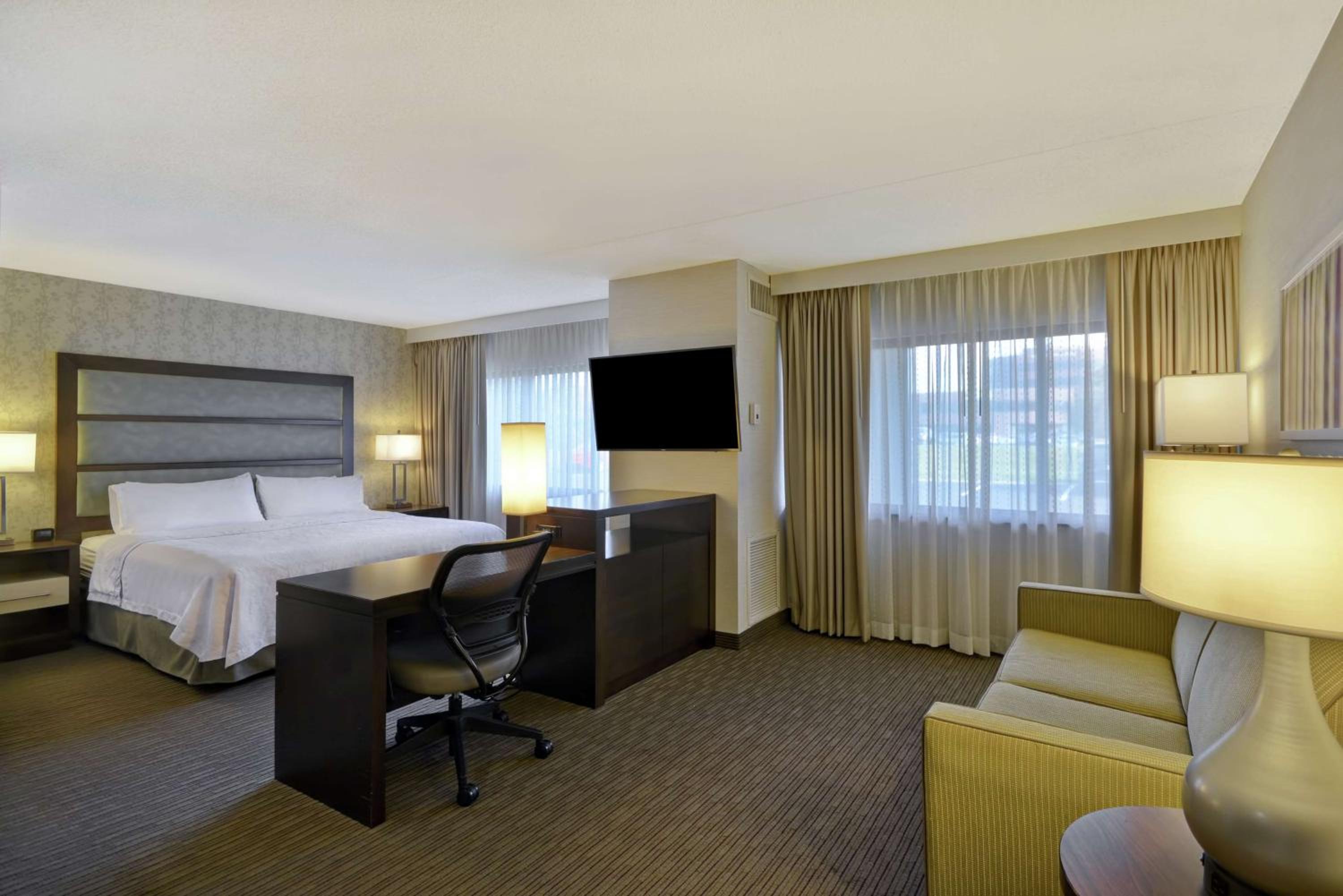 King Suite with Roll-In Shower - Disability Access/Non-Smoking - Photo 1