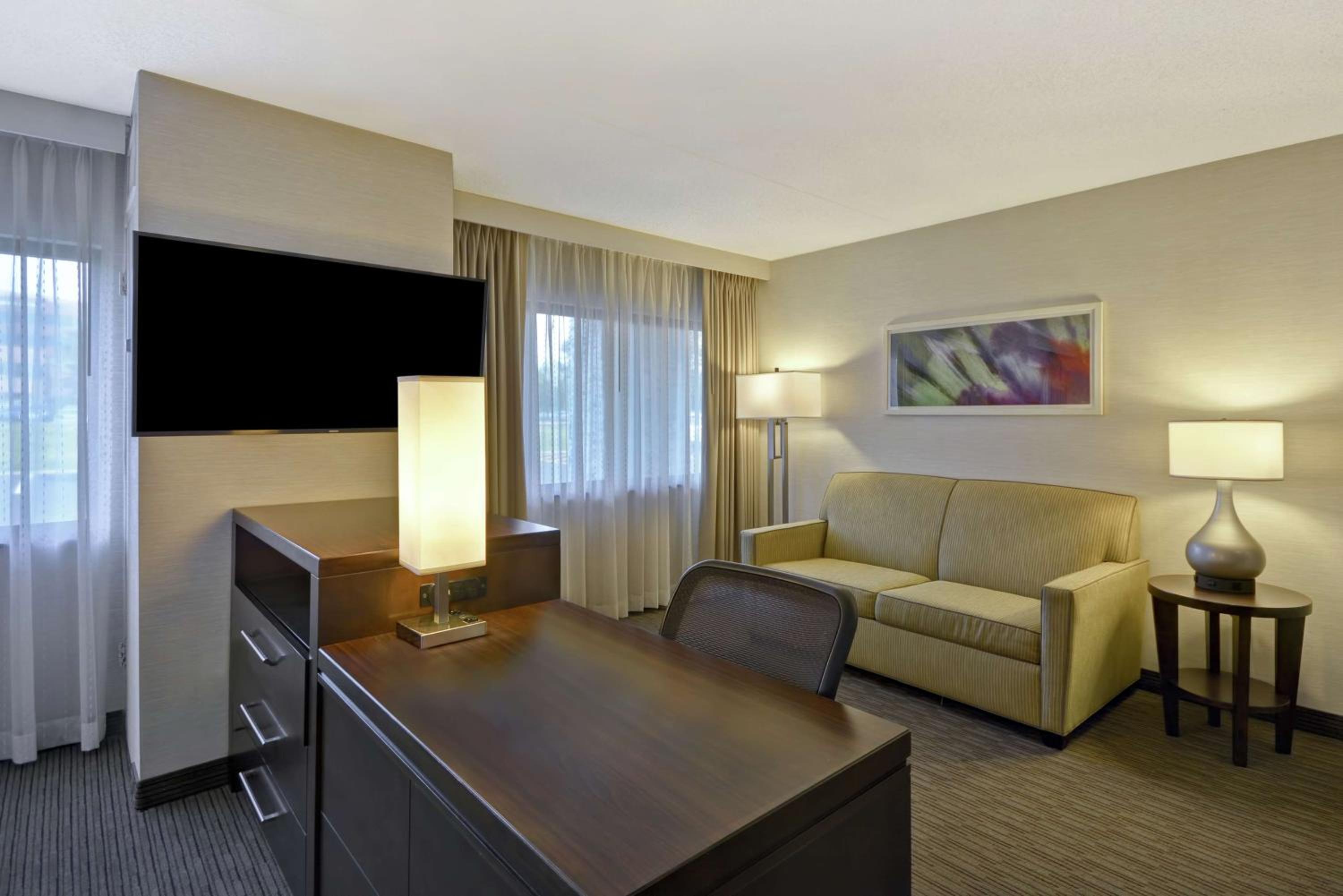 King Suite with Roll-In Shower - Disability Access/Non-Smoking - Photo 2