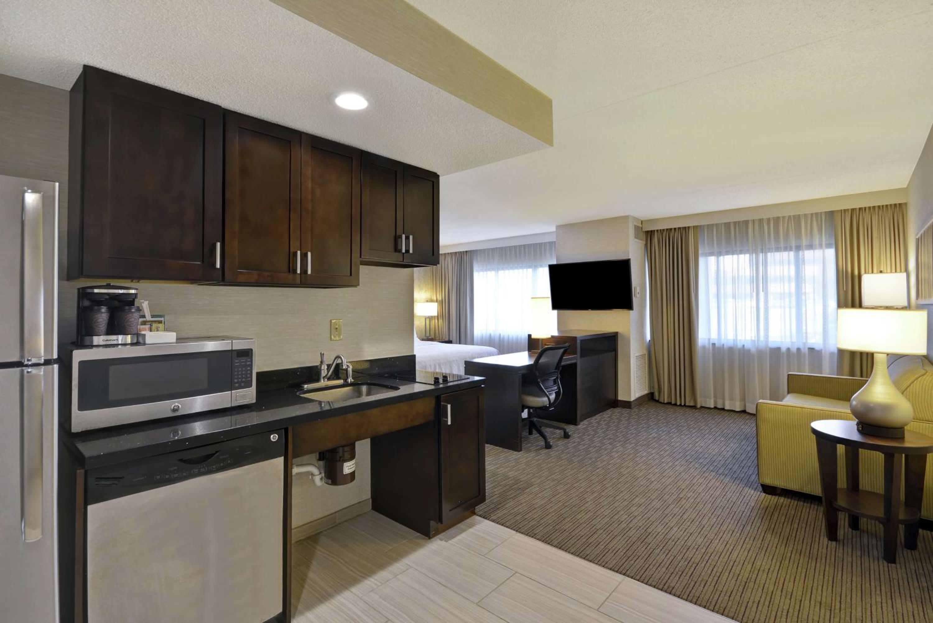 King Suite with Roll-In Shower - Disability Access/Non-Smoking - Photo 3