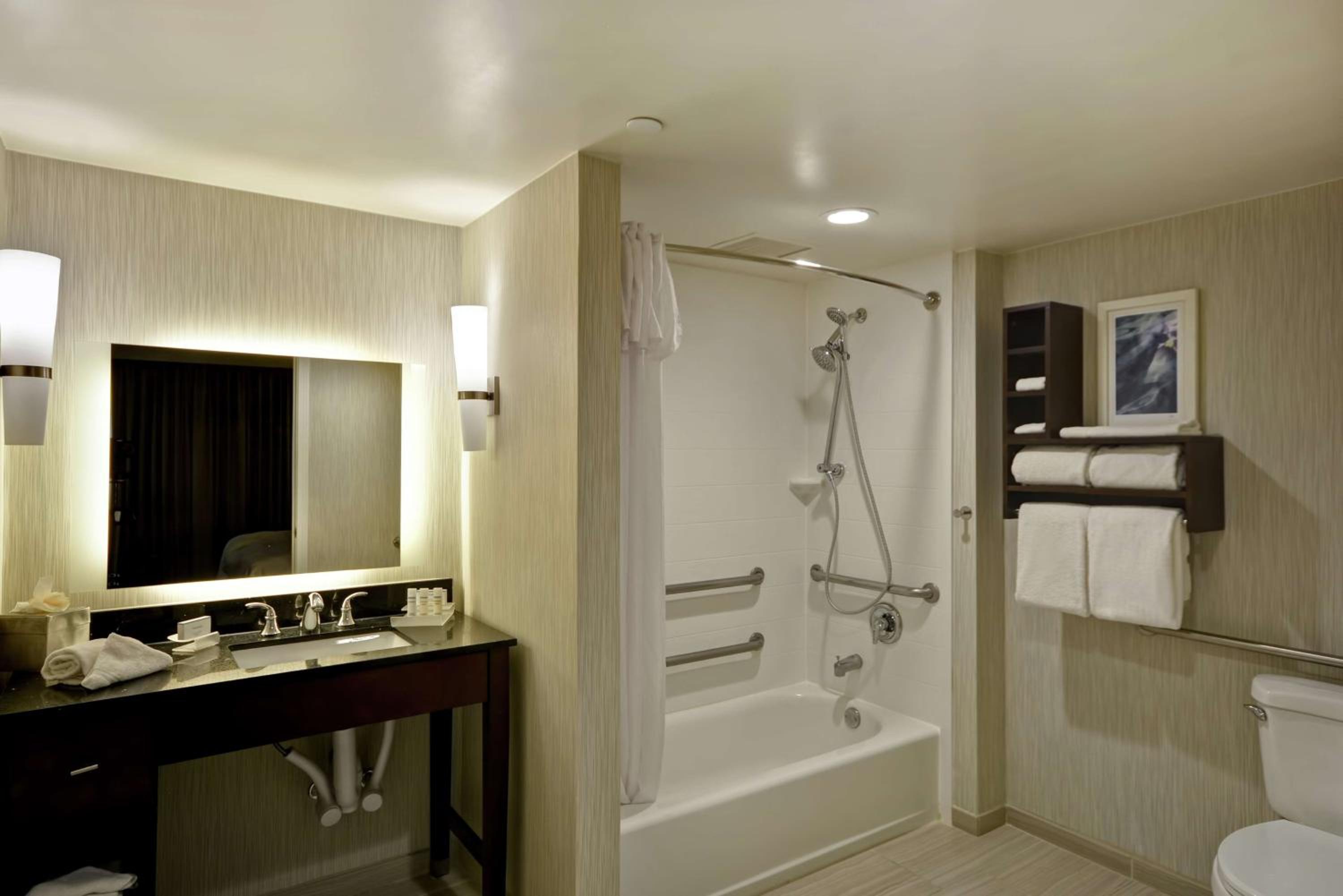 King Suite with Bath - Disability Access/Non-Smoking - Photo 2