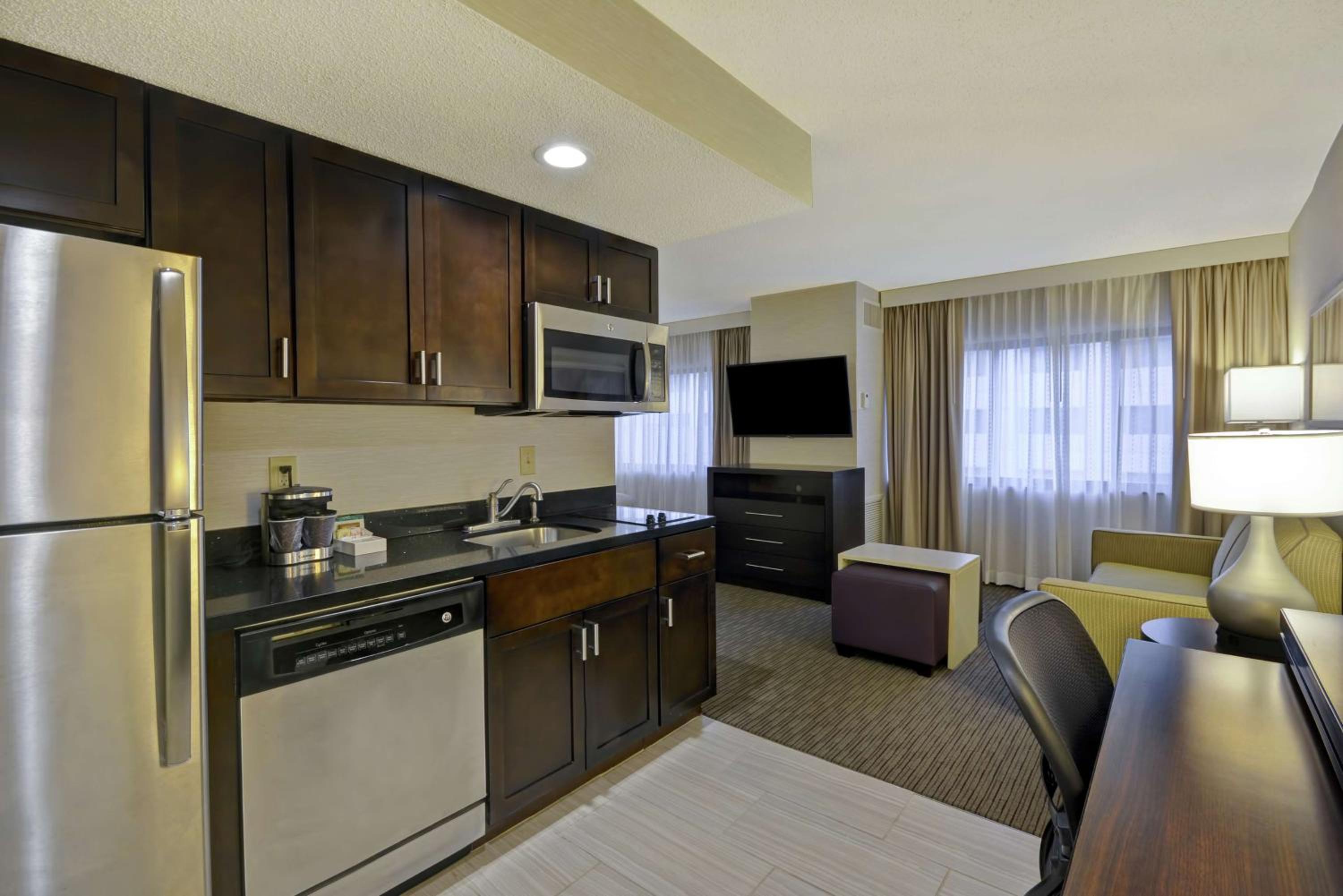 Queen Studio Suite with Two Queen Beds - Non-Smoking - Photo 3