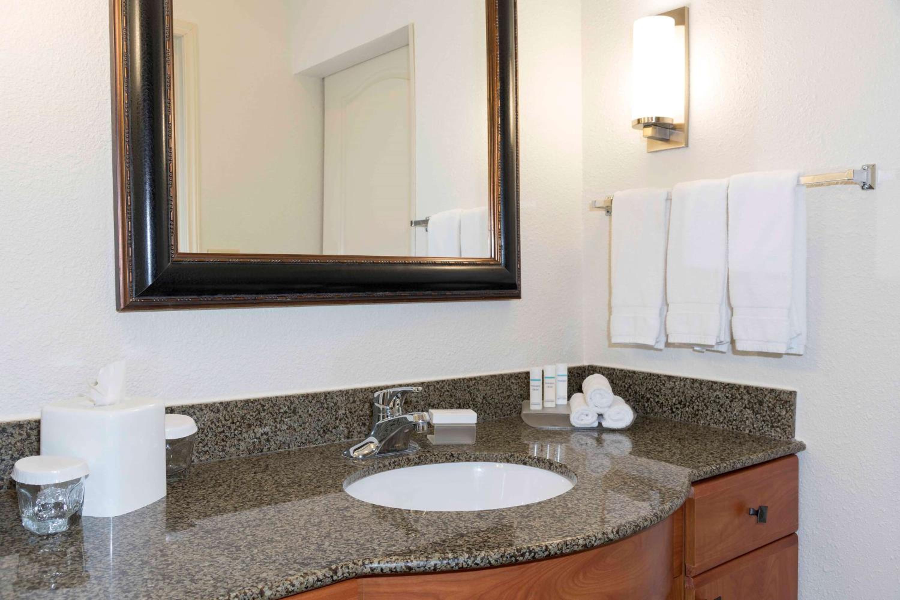 One-Bedroom Queen Suite with Two Queen Beds - Non-Smoking - Photo 4