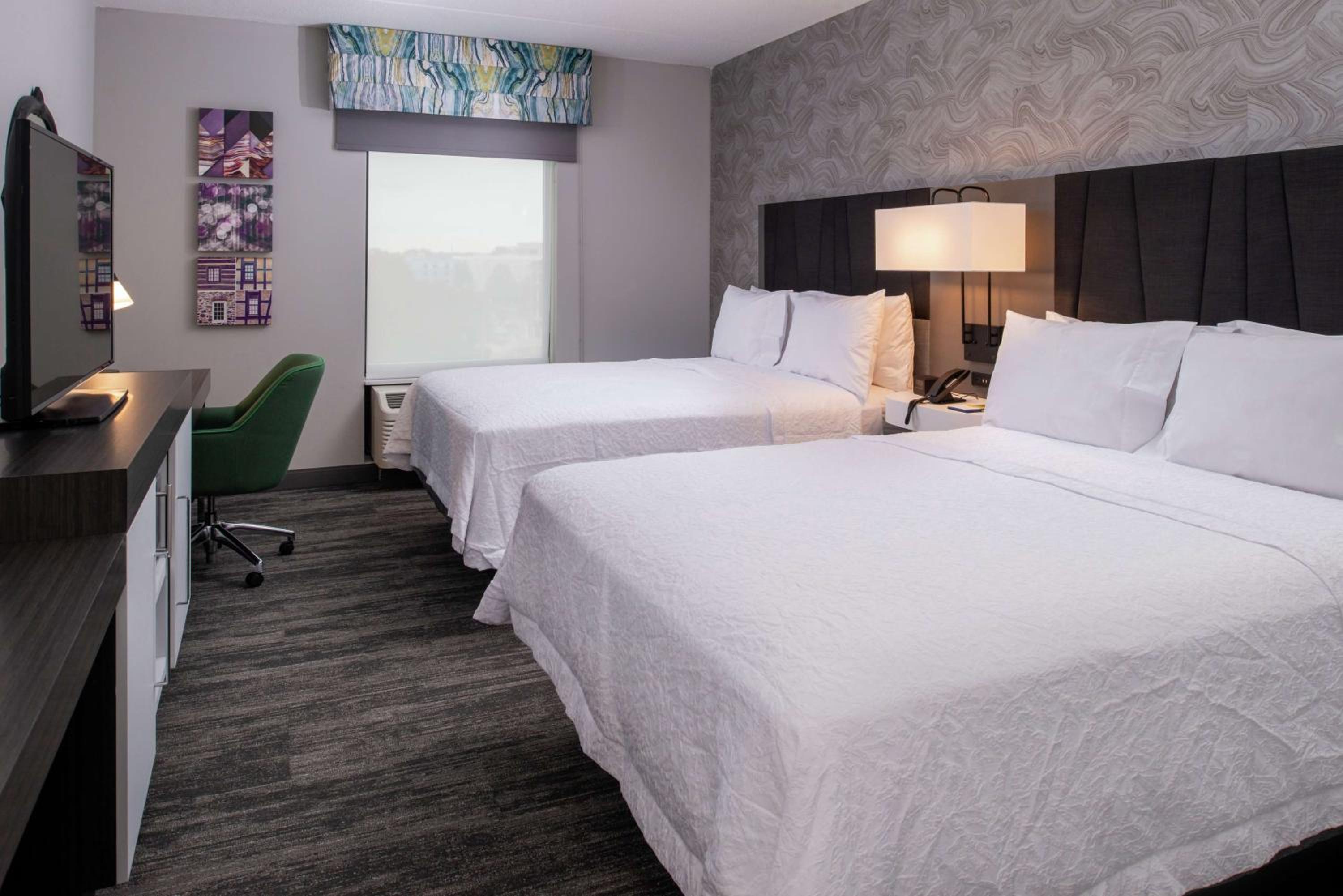 Queen Room with Two Queen Beds - Photo 4