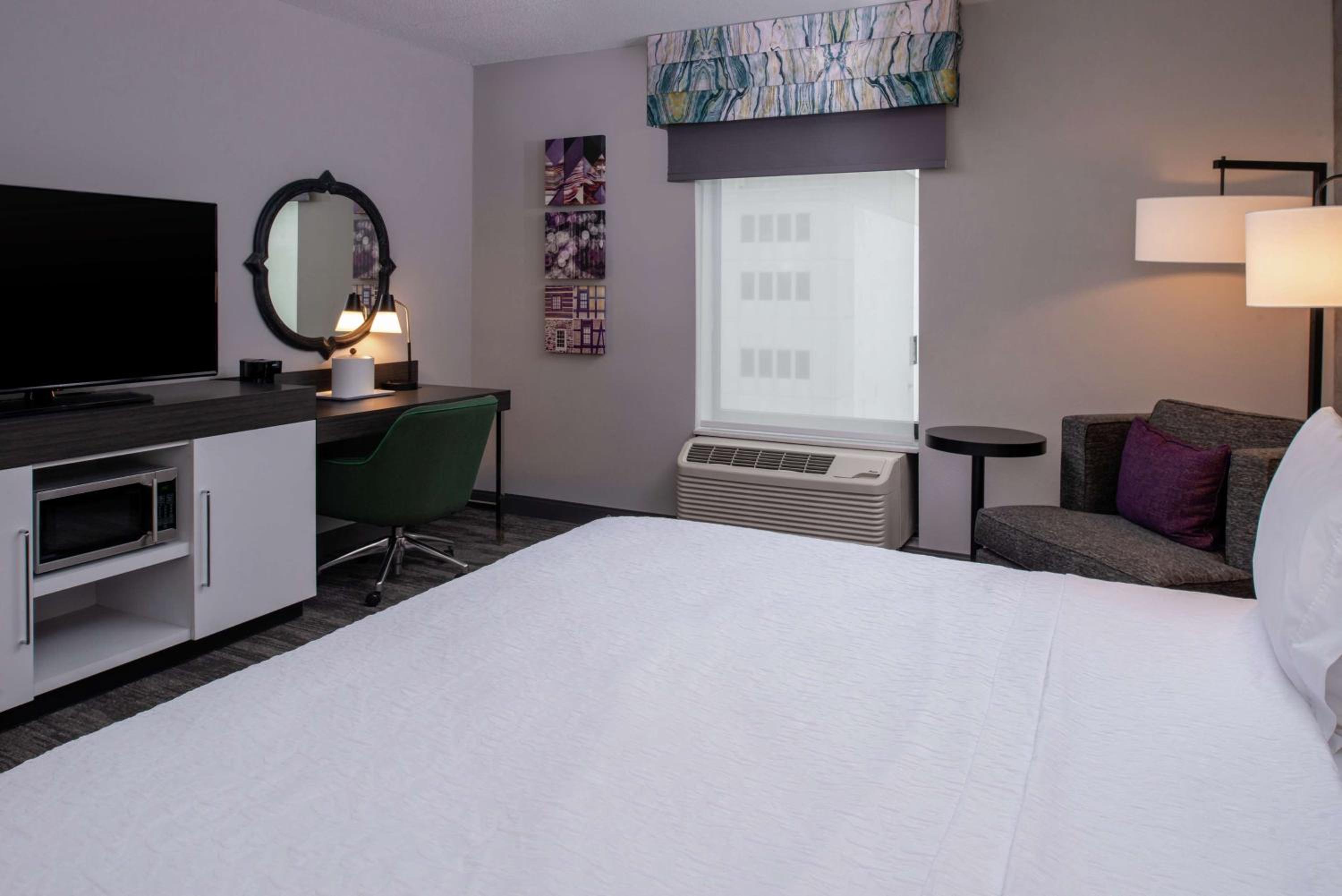 King Room with Roll-in Shower - Disability Accessible/Non-Smoking - Photo 1