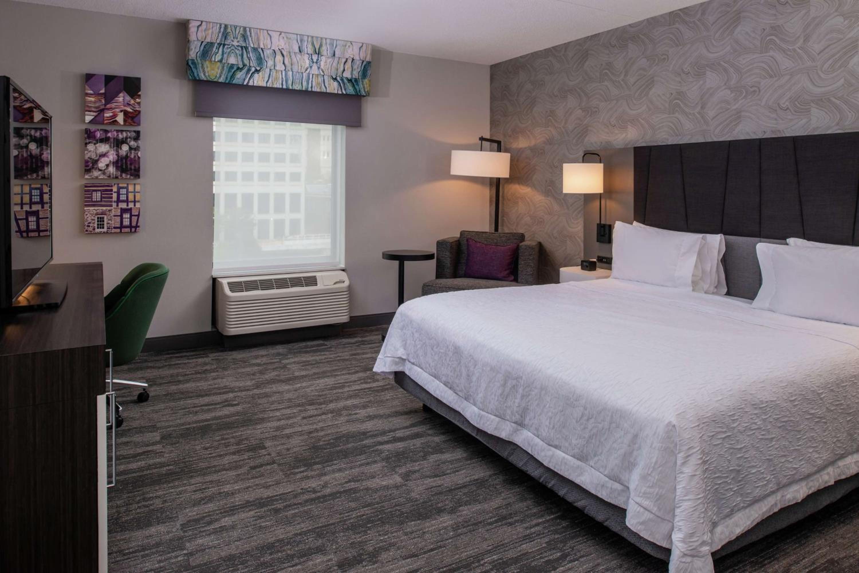 King Room with Roll-in Shower - Disability Accessible/Non-Smoking - Photo 4