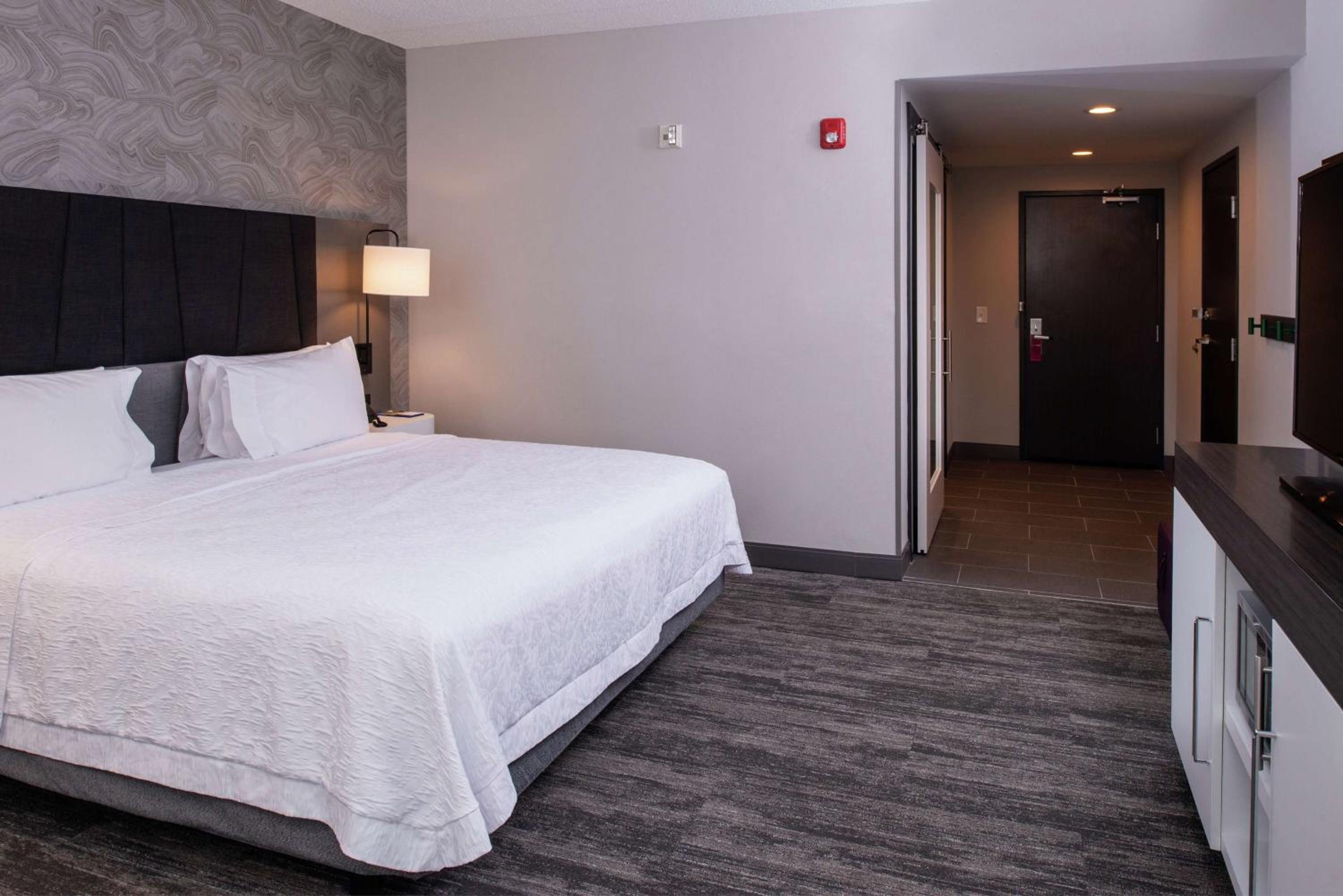 King Room with Roll-in Shower - Disability Accessible/Non-Smoking - Photo 3