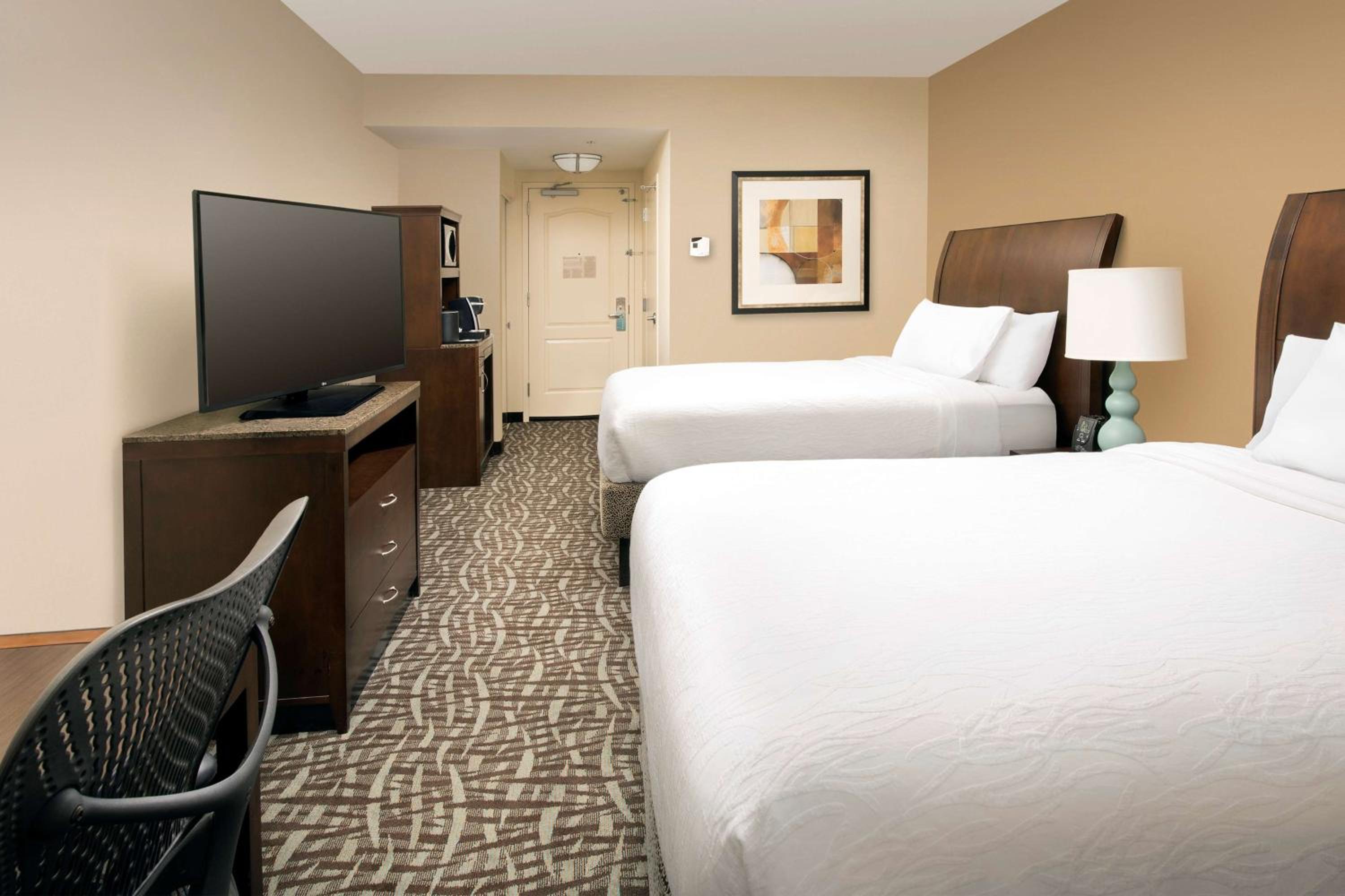 Queen Room with Two Queen Beds - Photo 5